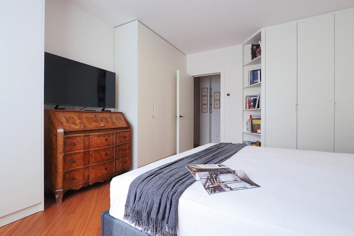 Bright Three Bedroom With Balconies Porta Romana Apartment *