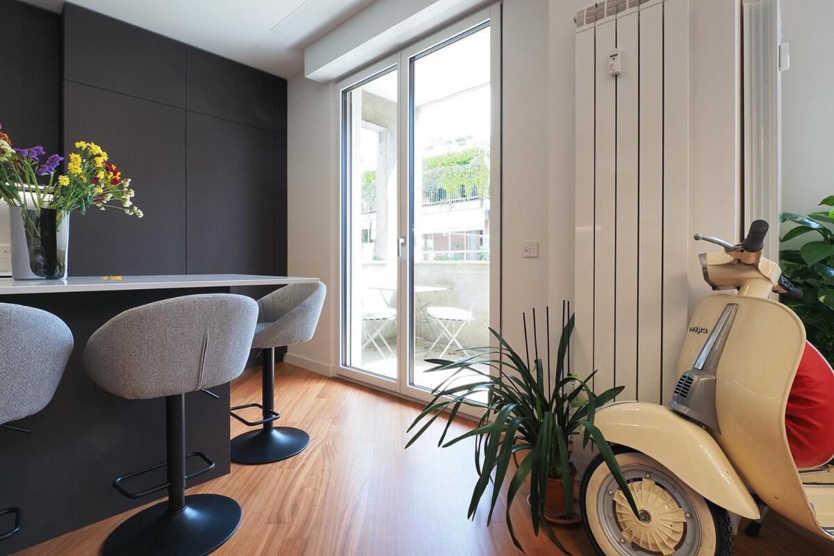 Bright Three Bedroom With Balconies Porta Romana Apartment