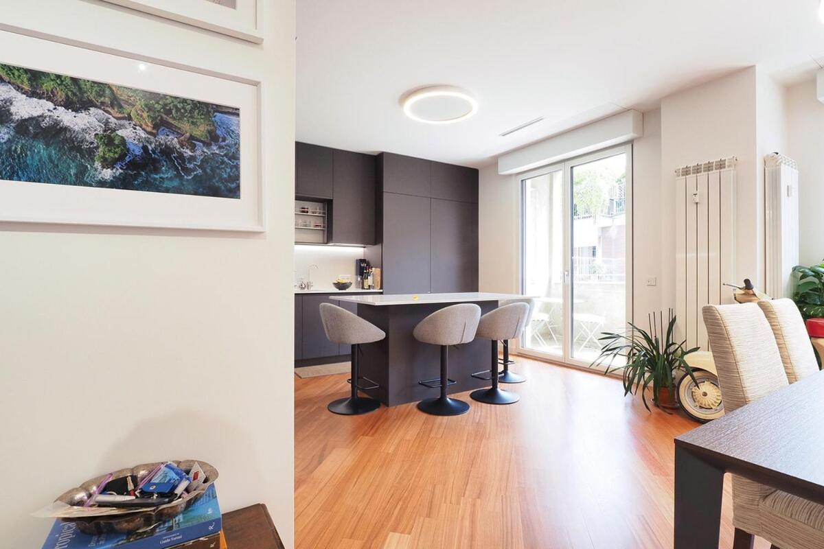 Bright Three Bedroom With Balconies Porta Romana Apartment