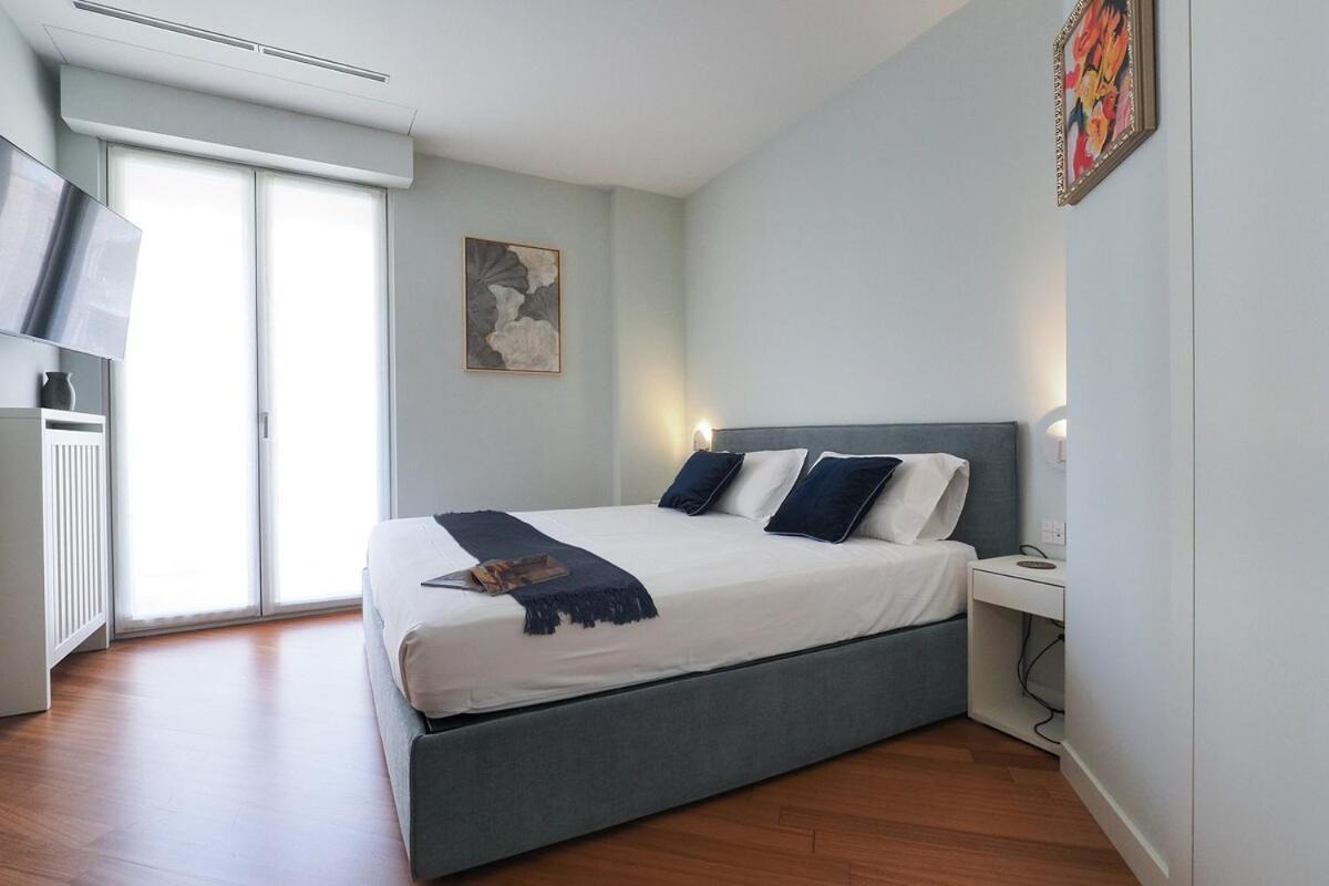 Bright Three Bedroom With Balconies Porta Romana Milan