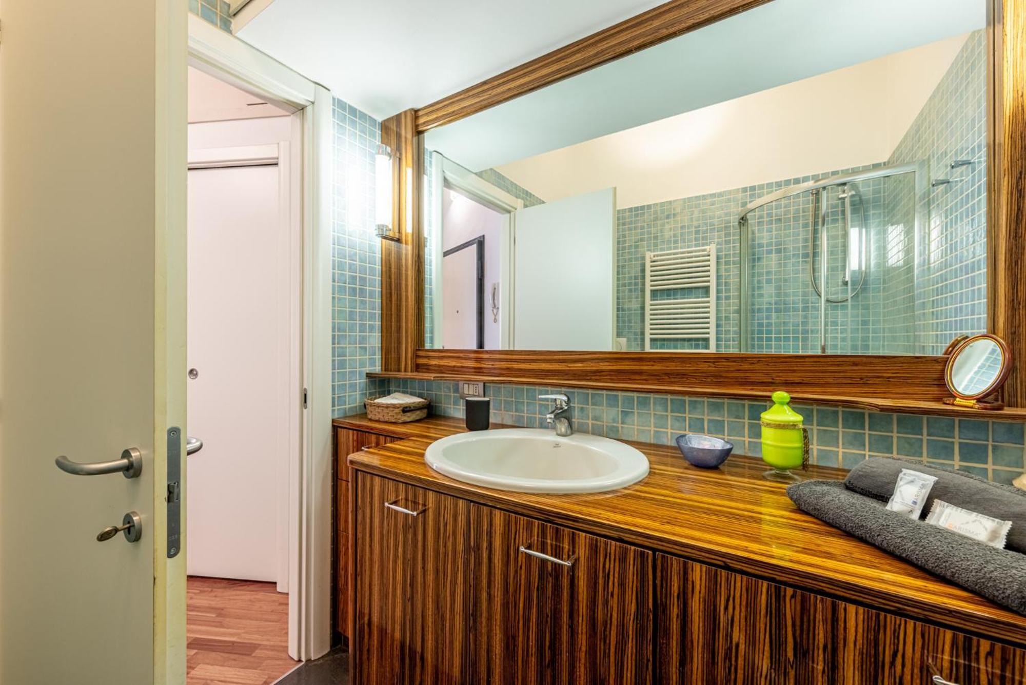 Luxury, Modern & Charming Near Station Apartment Milan