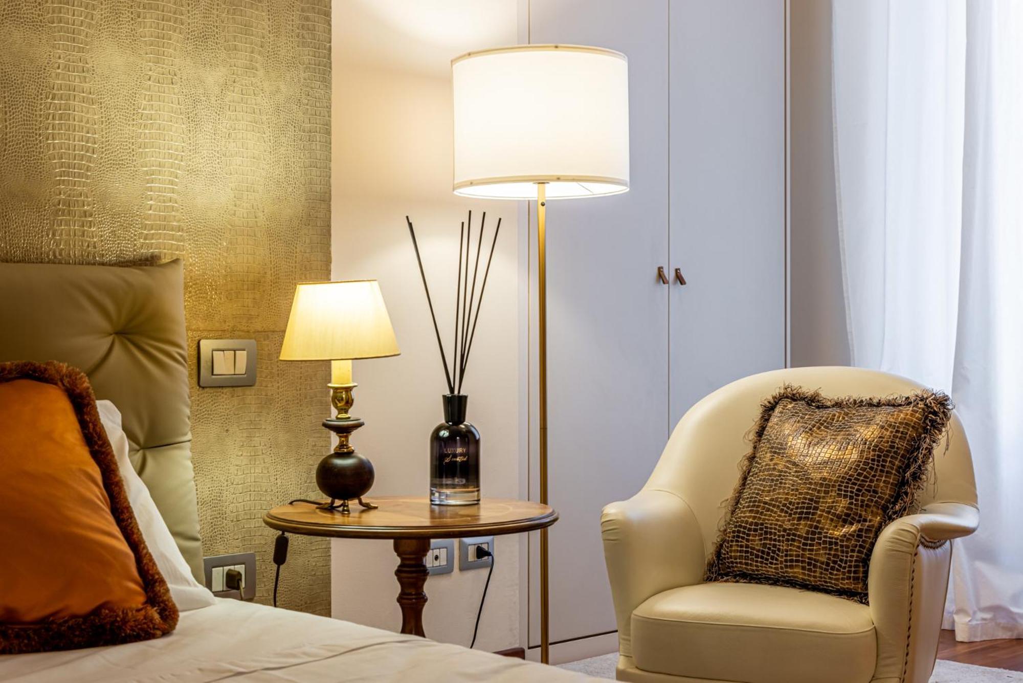Luxury, Modern & Charming Near Station Apartment Milan