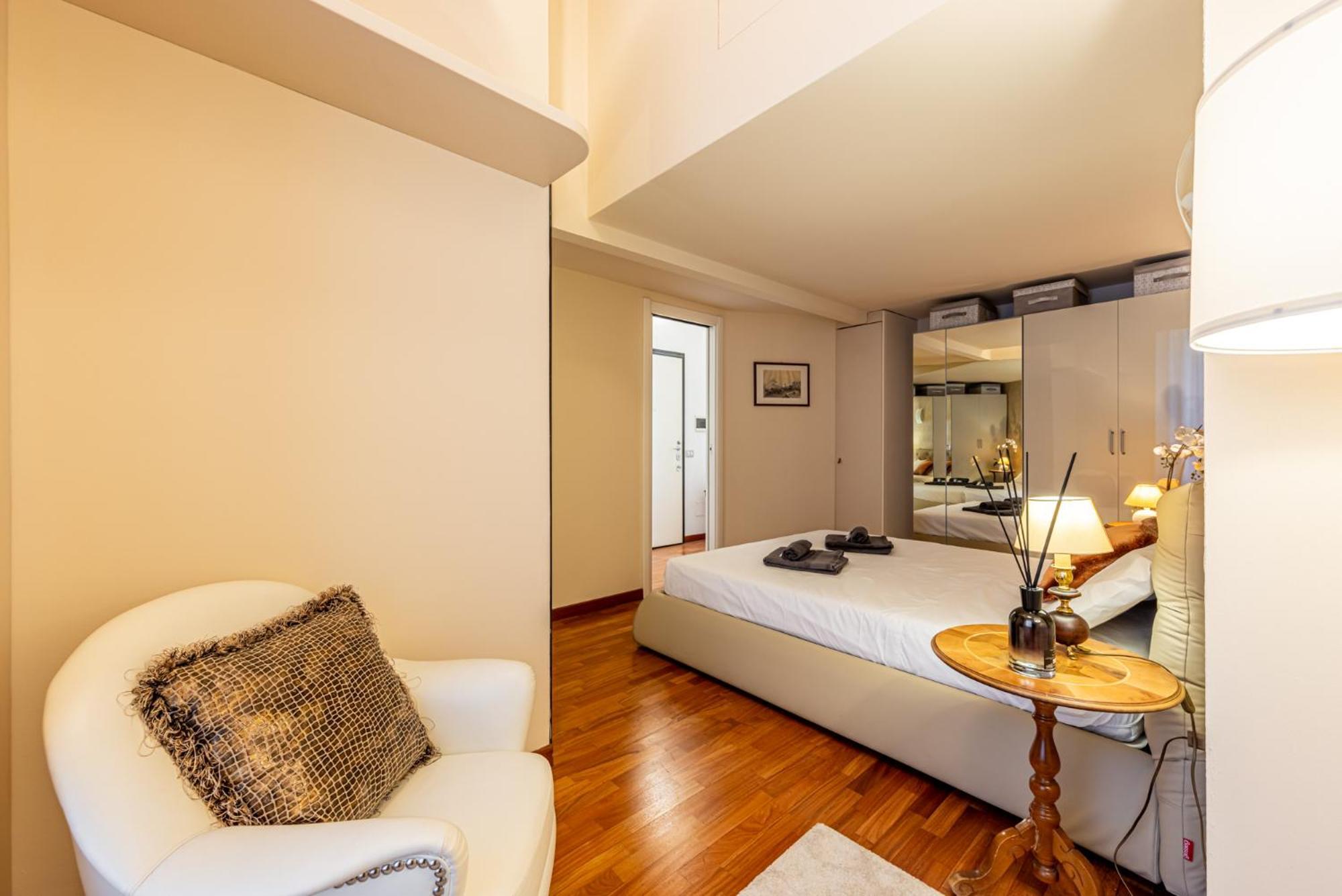 Luxury, Modern & Charming Near Station Apartment Milan