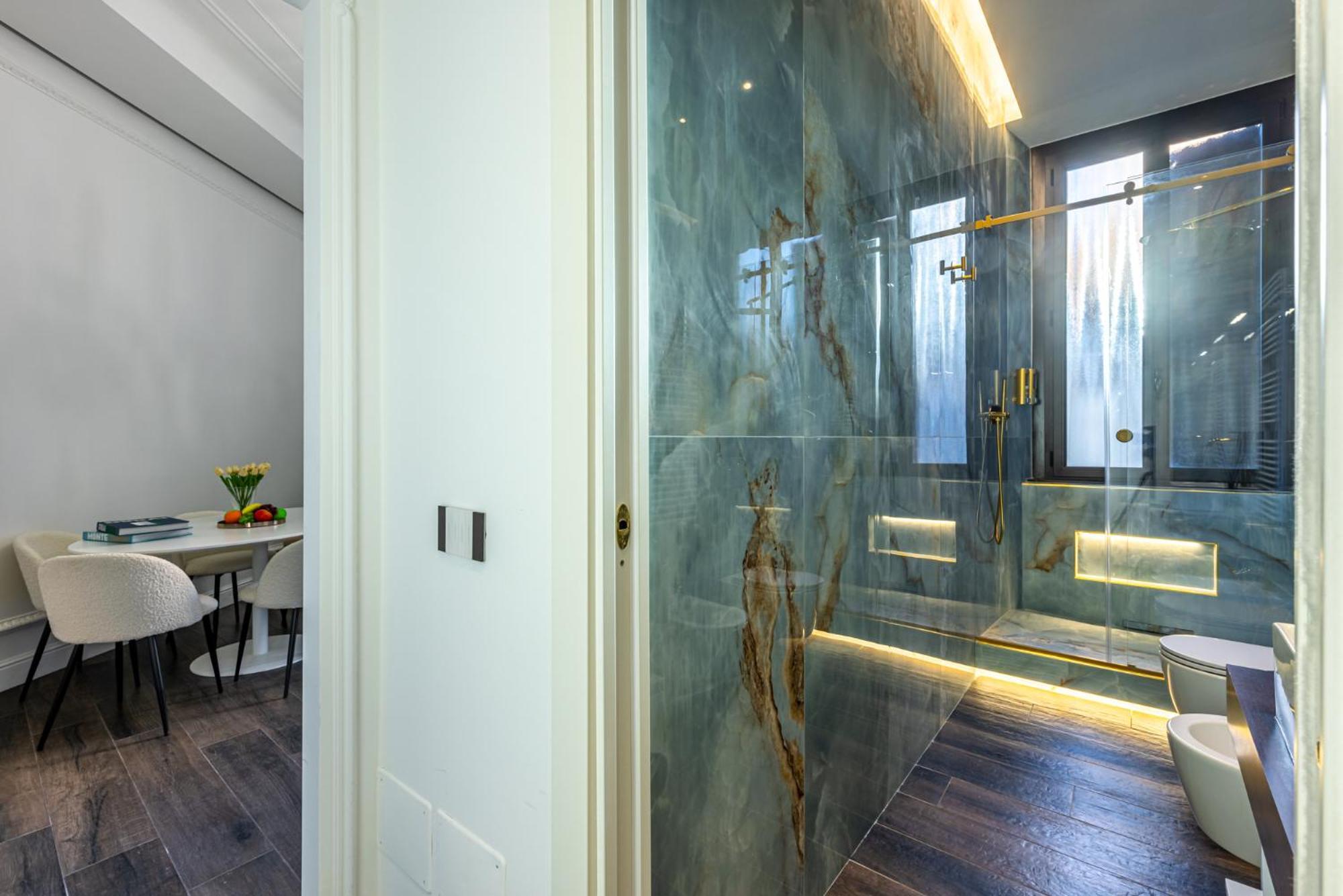 Station, Luxury & Modern With Comfort! Apartment