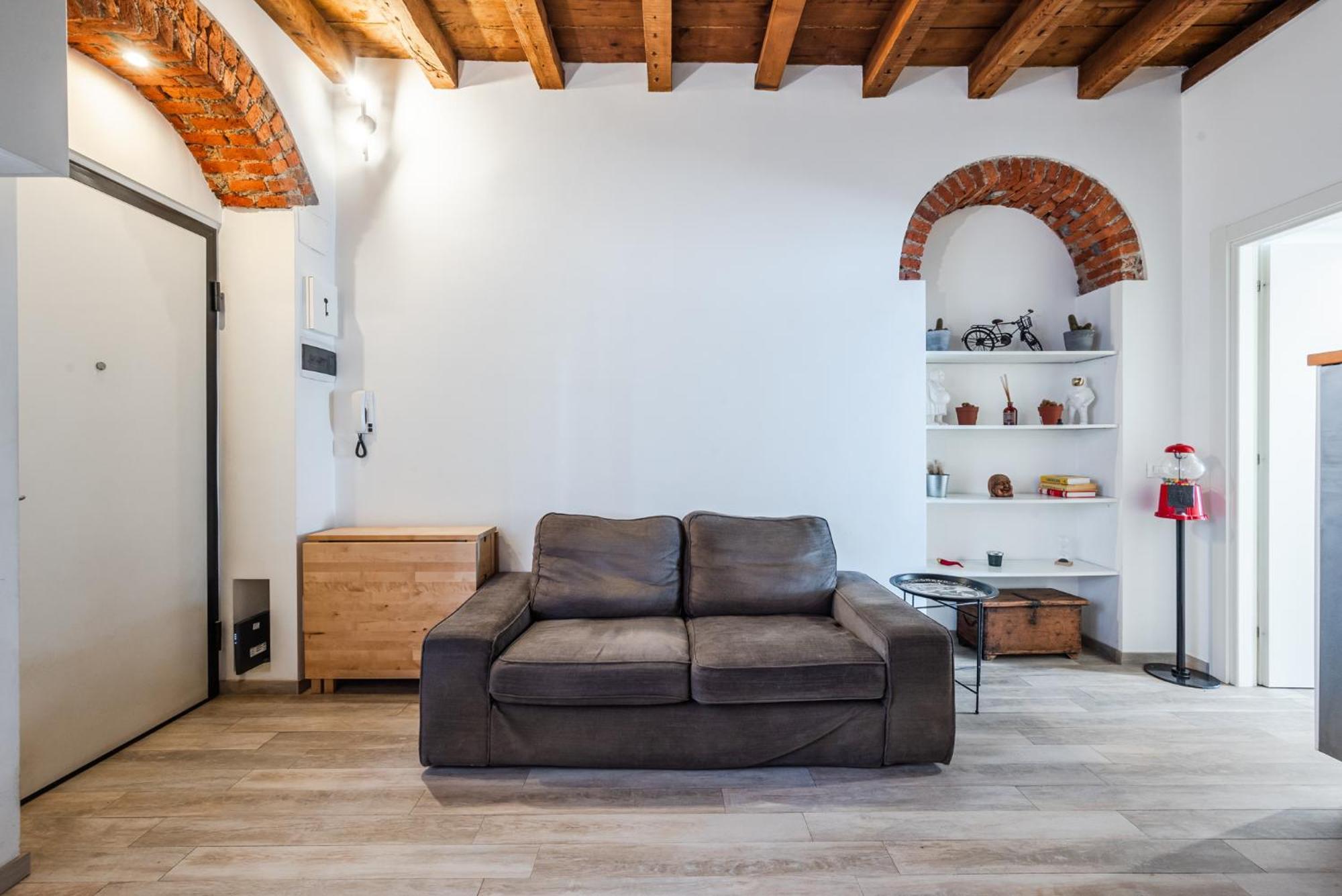 200mt Metro - Design For Creative Living Apartment