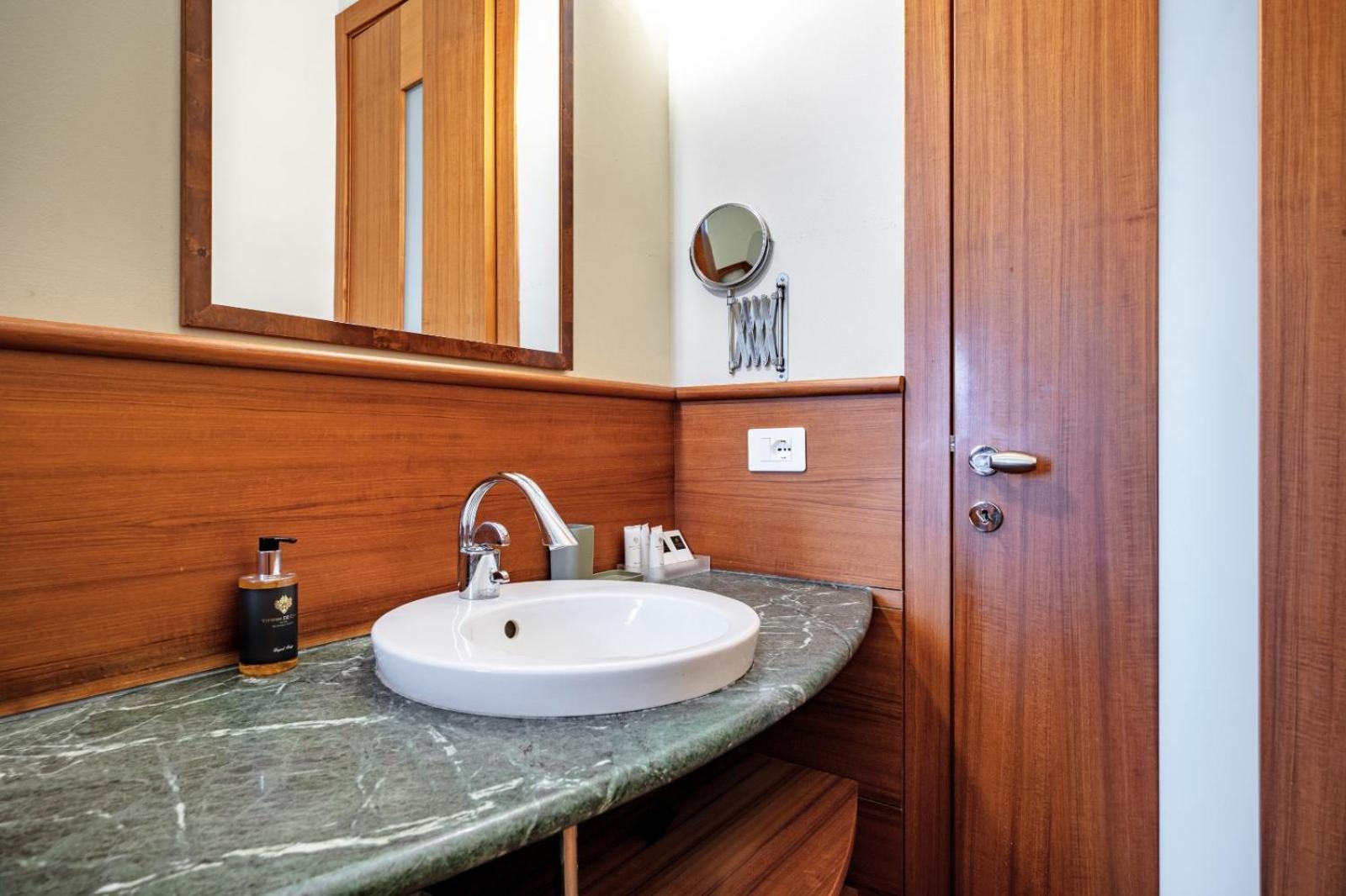 Apartment Heart Duomo Missori Milan