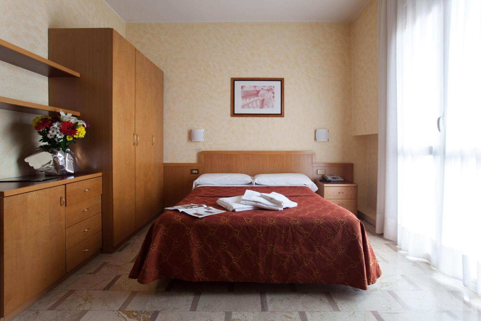 Ih Argonne Park Aparthotel