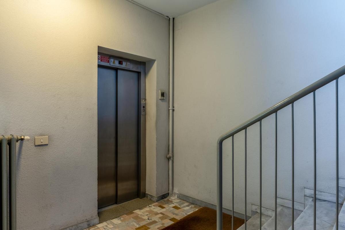 Bright Elegant Flat With Balcony, Portello Apartment Milan