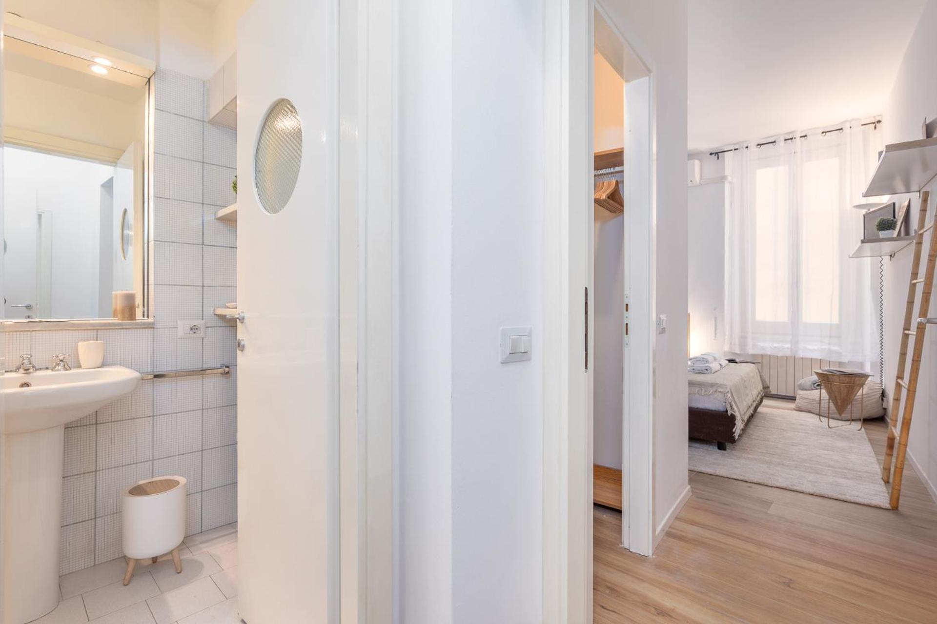 Elegant And Stylish Design In Brera Near The Metro Apartment Milan