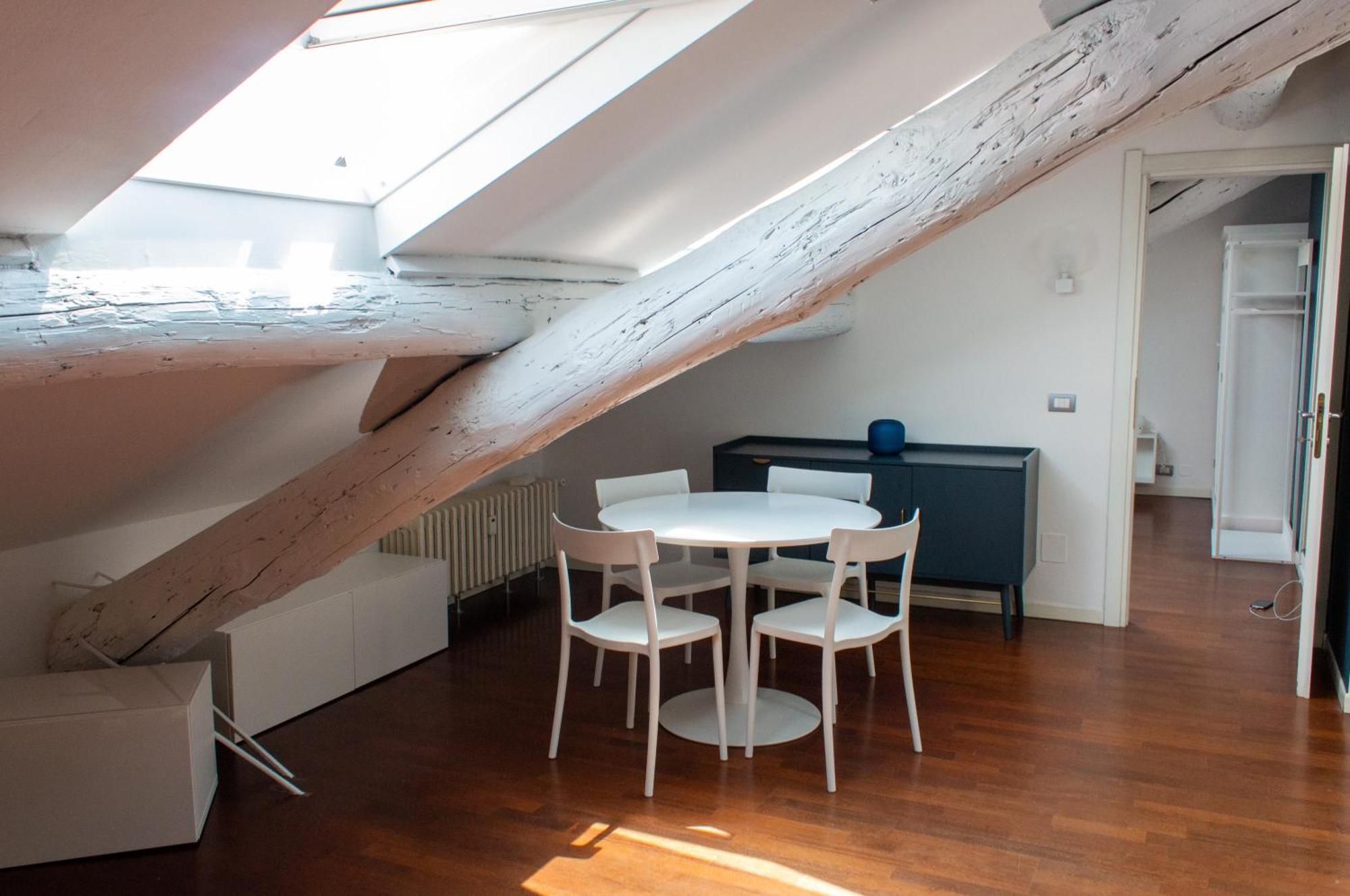 Cozy Attic Recently Renovated Apartment Milan