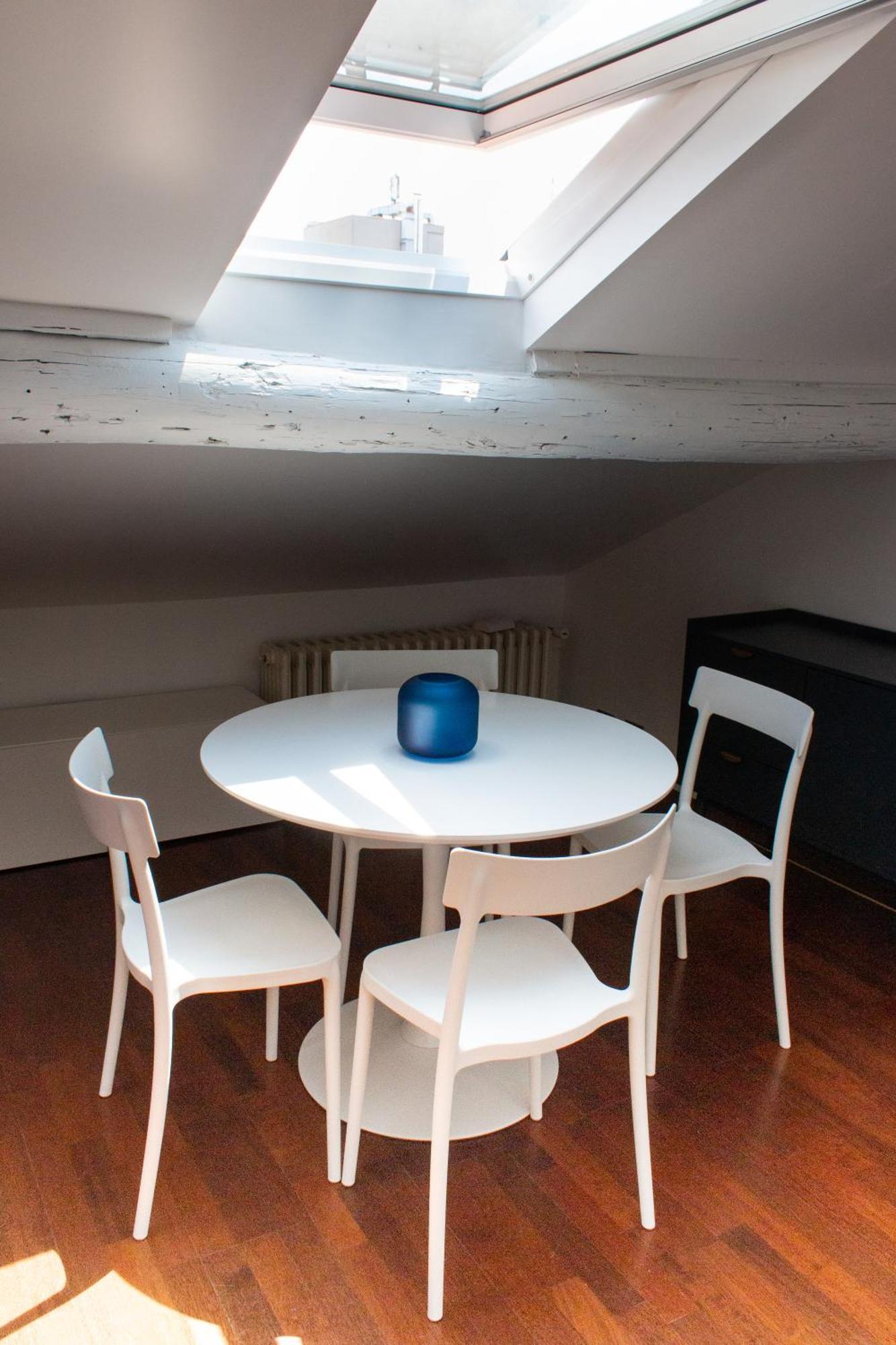 Cozy Attic Recently Renovated Apartment *