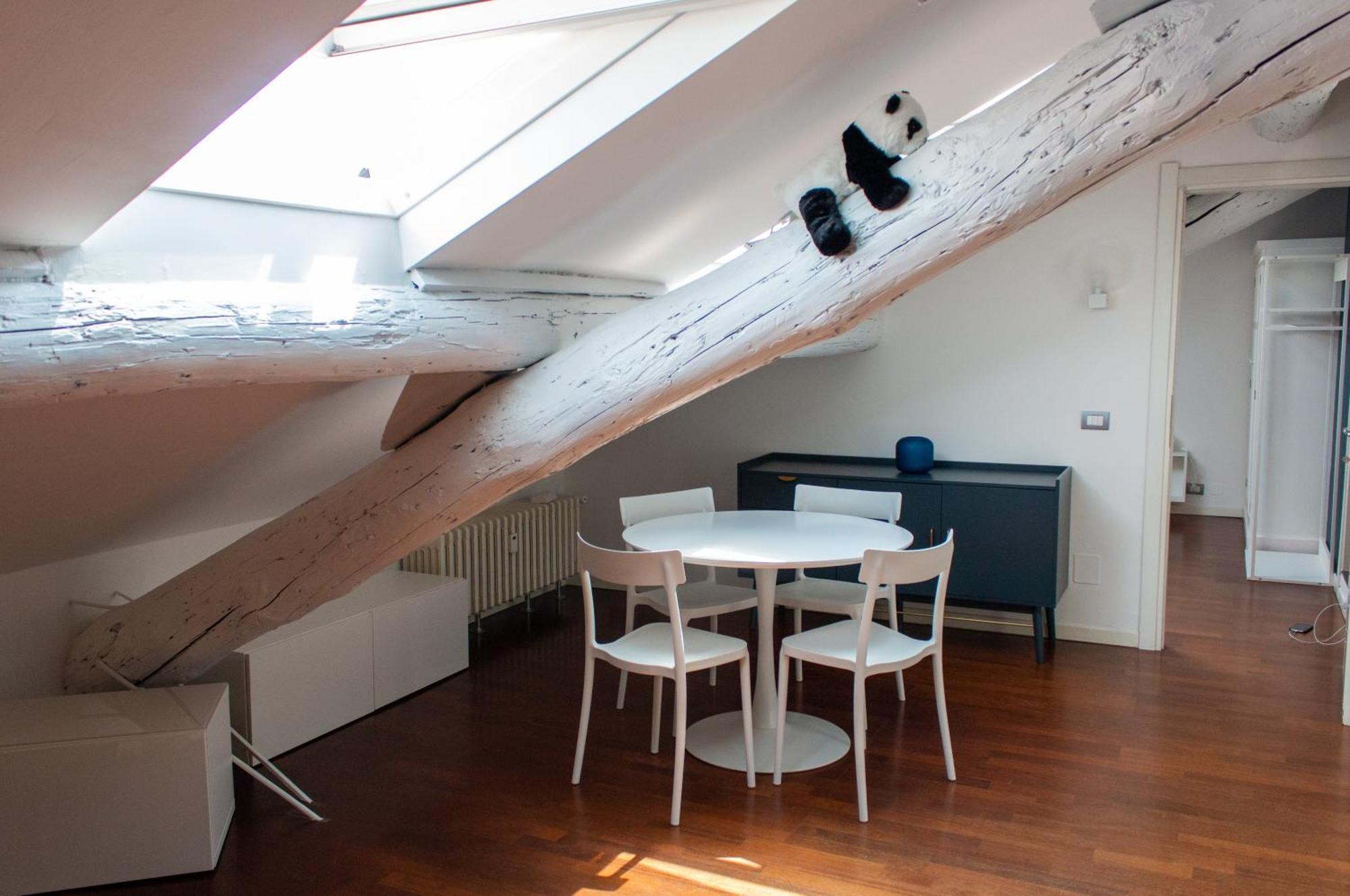 Cozy Attic Recently Renovated Apartment