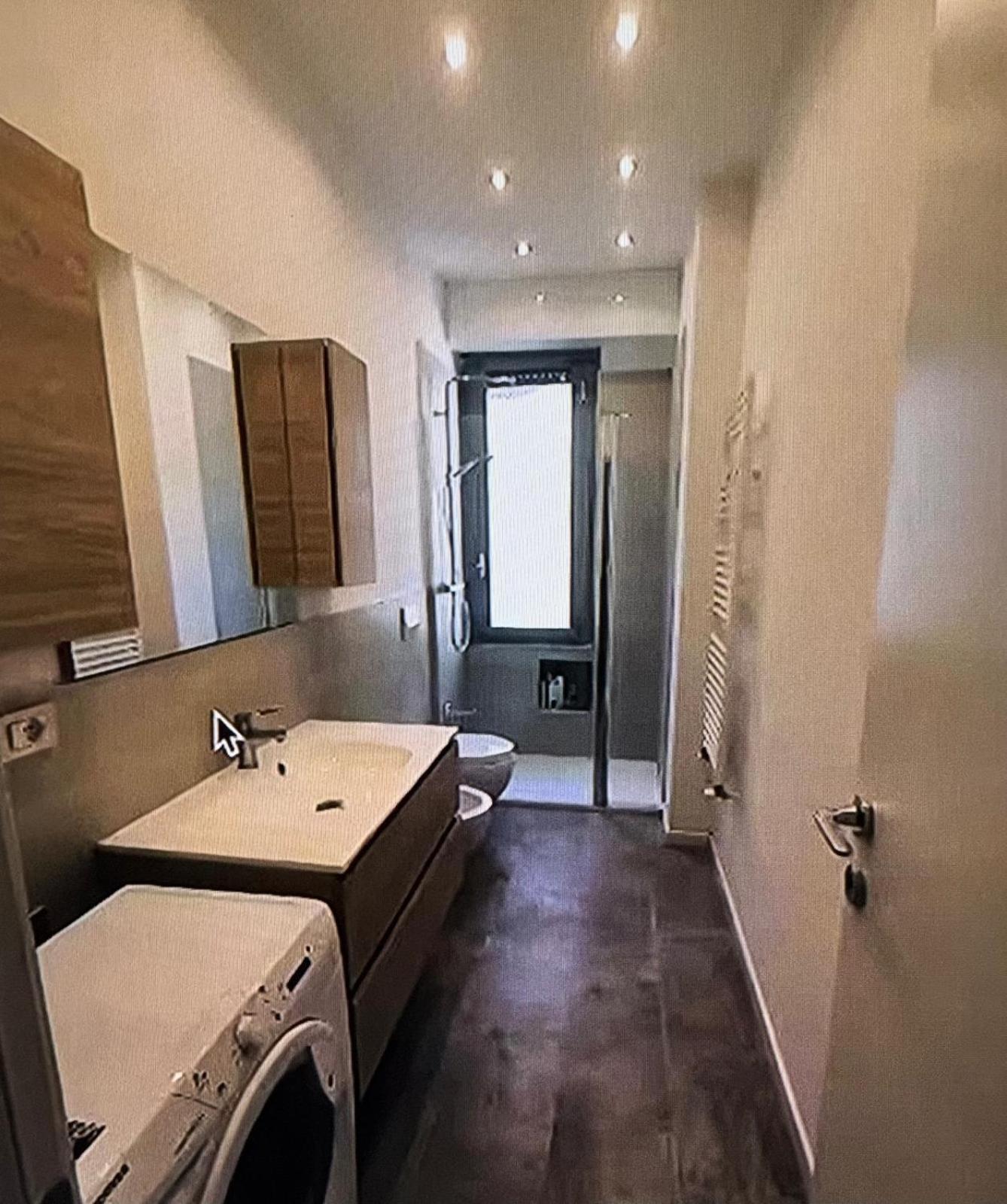21 Apartment *
