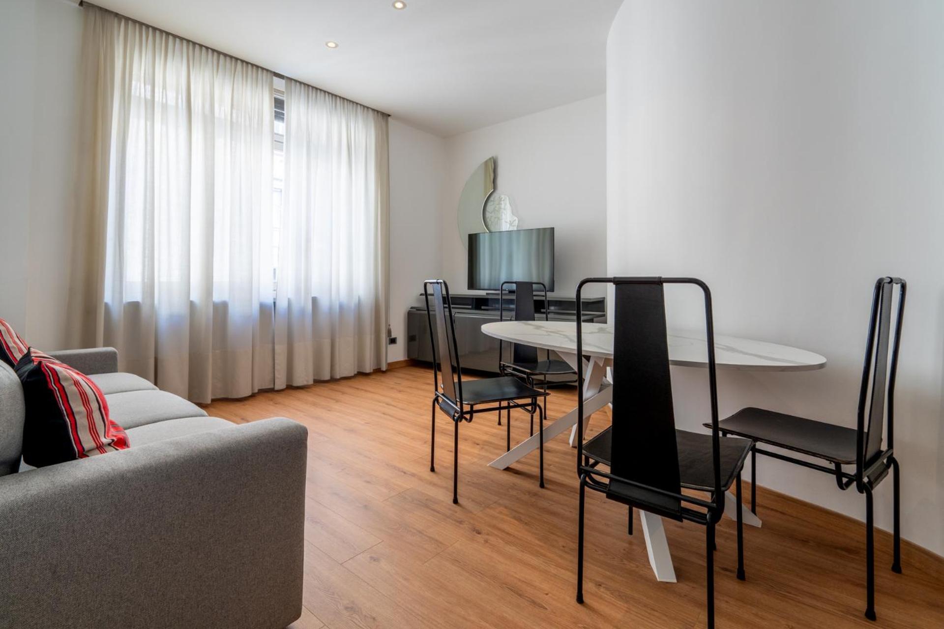 Italianflat - Spacious 3 Bedroom With Balcony San Babila Area * Milan