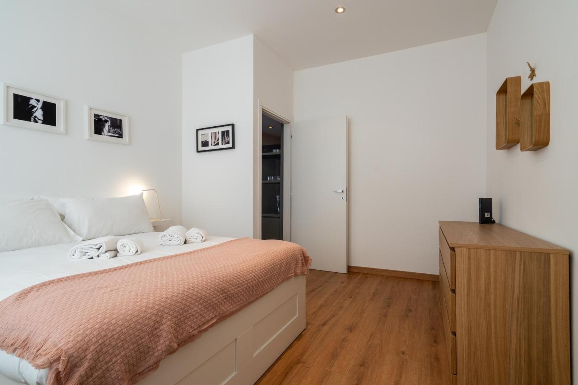 Italianflat - Spacious 3 Bedroom With Balcony San Babila Area Apartment *