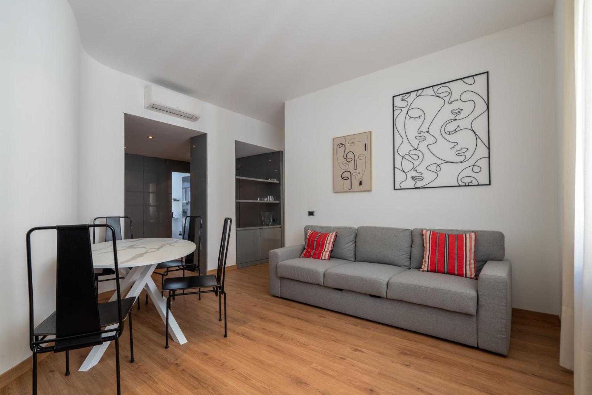 Italianflat - Spacious 3 Bedroom With Balcony San Babila Area Milan