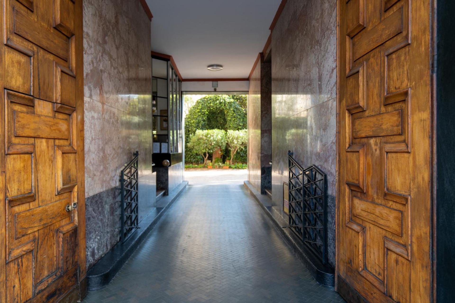 Italianflat - Spacious 3 Bedroom With Balcony San Babila Area Apartment Milan