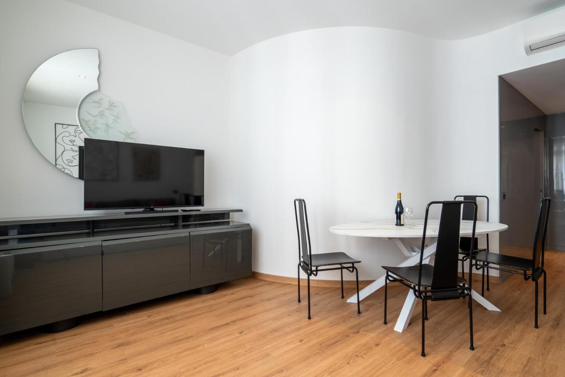 Apartment Italianflat - Spacious 3 Bedroom With Balcony San Babila Area Milan