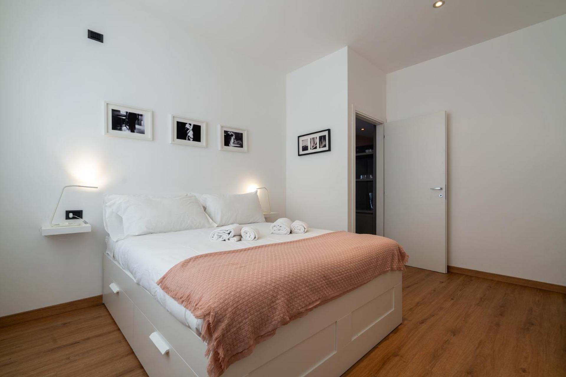 Italianflat - Spacious 3 Bedroom With Balcony San Babila Area Apartment Milan
