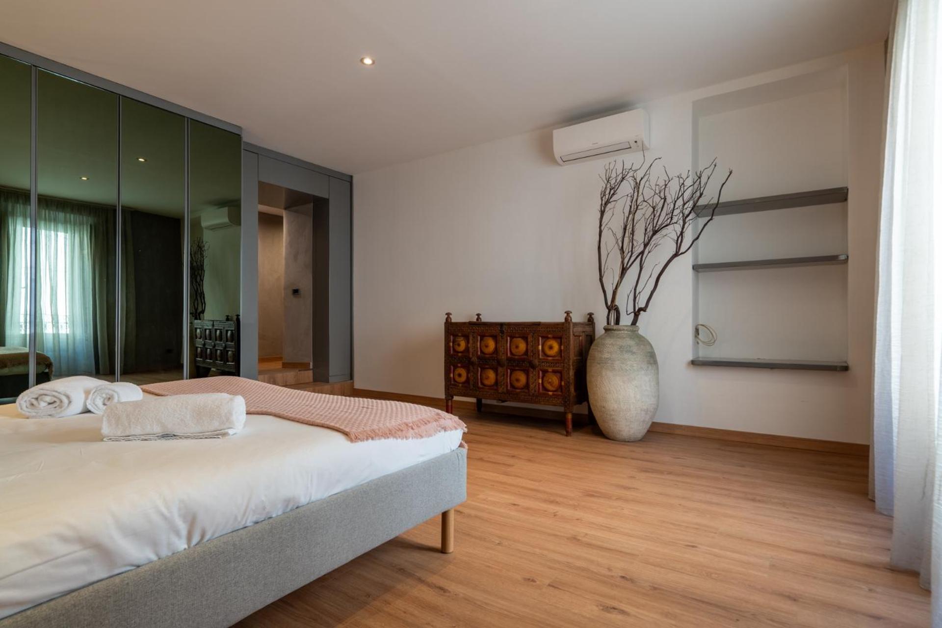 Italianflat - Spacious 3 Bedroom With Balcony San Babila Area Apartment Milan