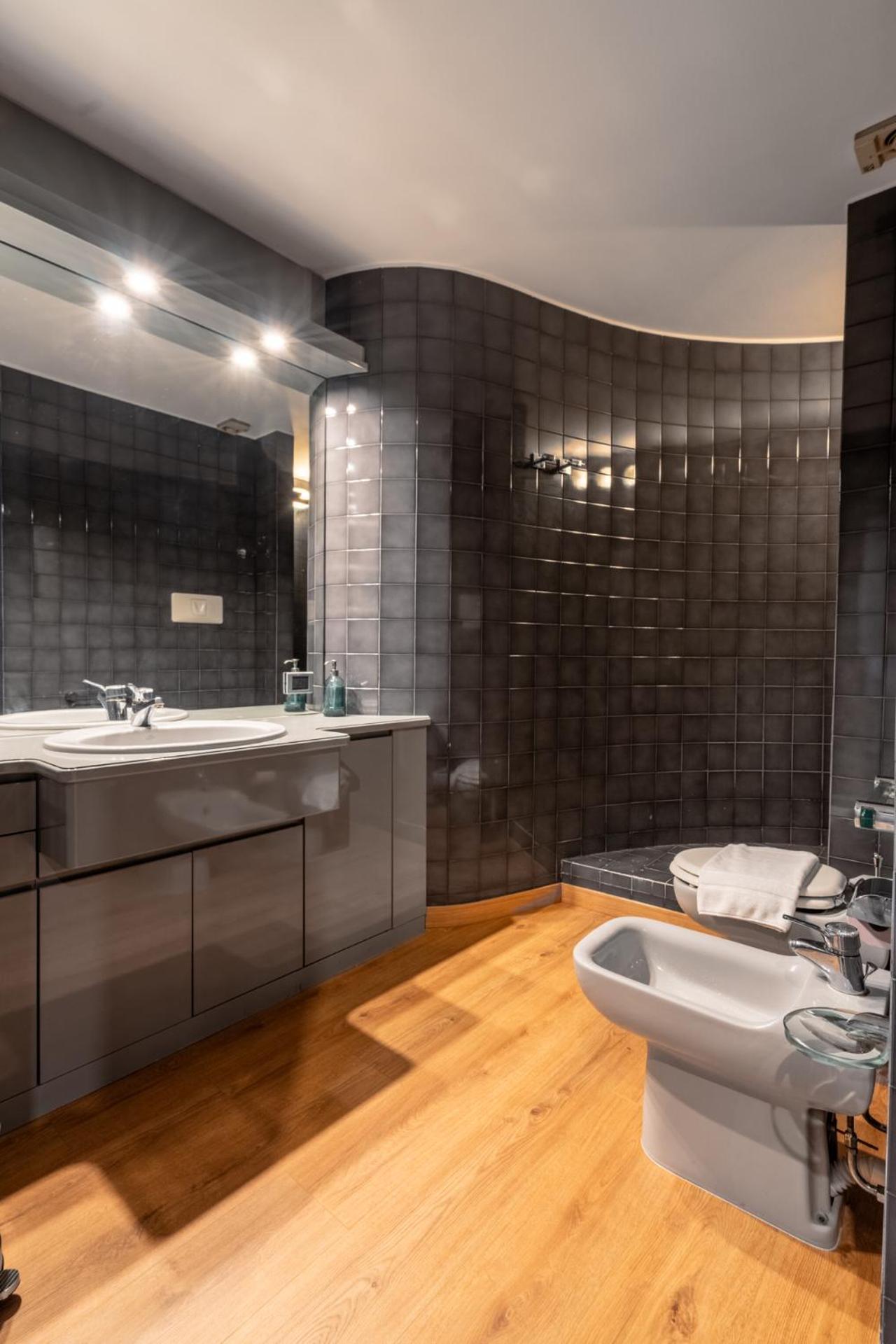 Apartment Italianflat - Spacious 3 Bedroom With Balcony San Babila Area Milan