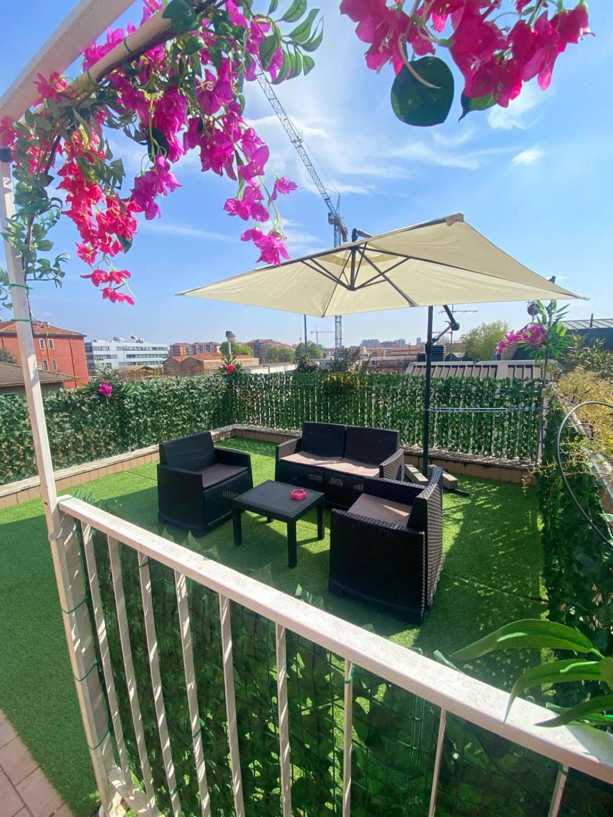 Red House - Beautiful - Metro M1 Apartment *