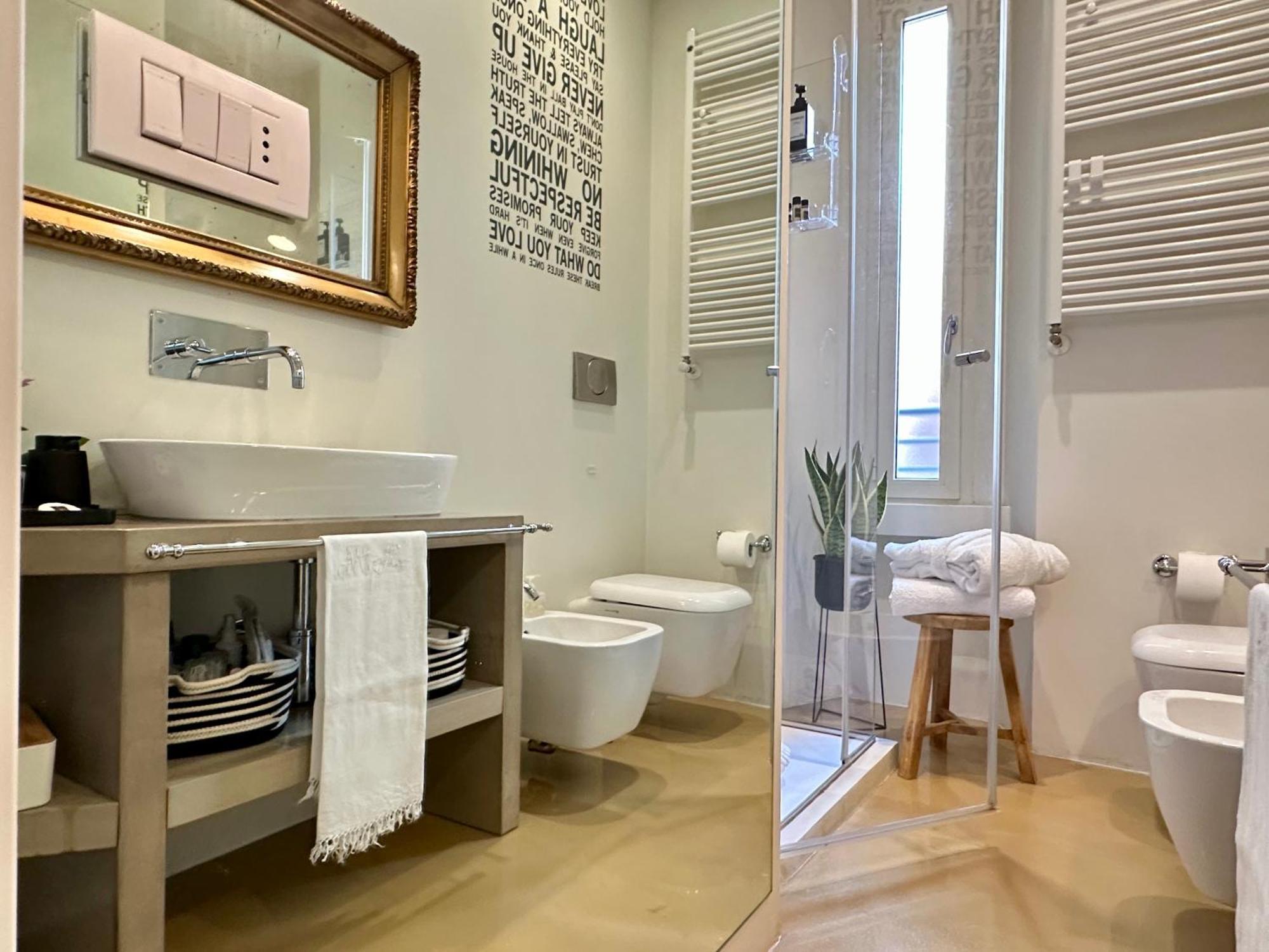Lily Pads -elegant Apartment- In The Center Appartamento