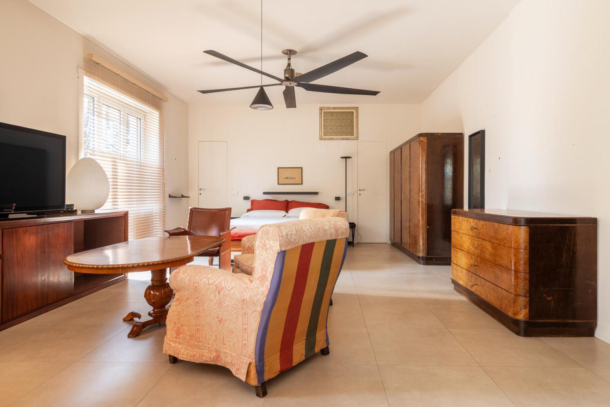 Spacious And Bright In The Center