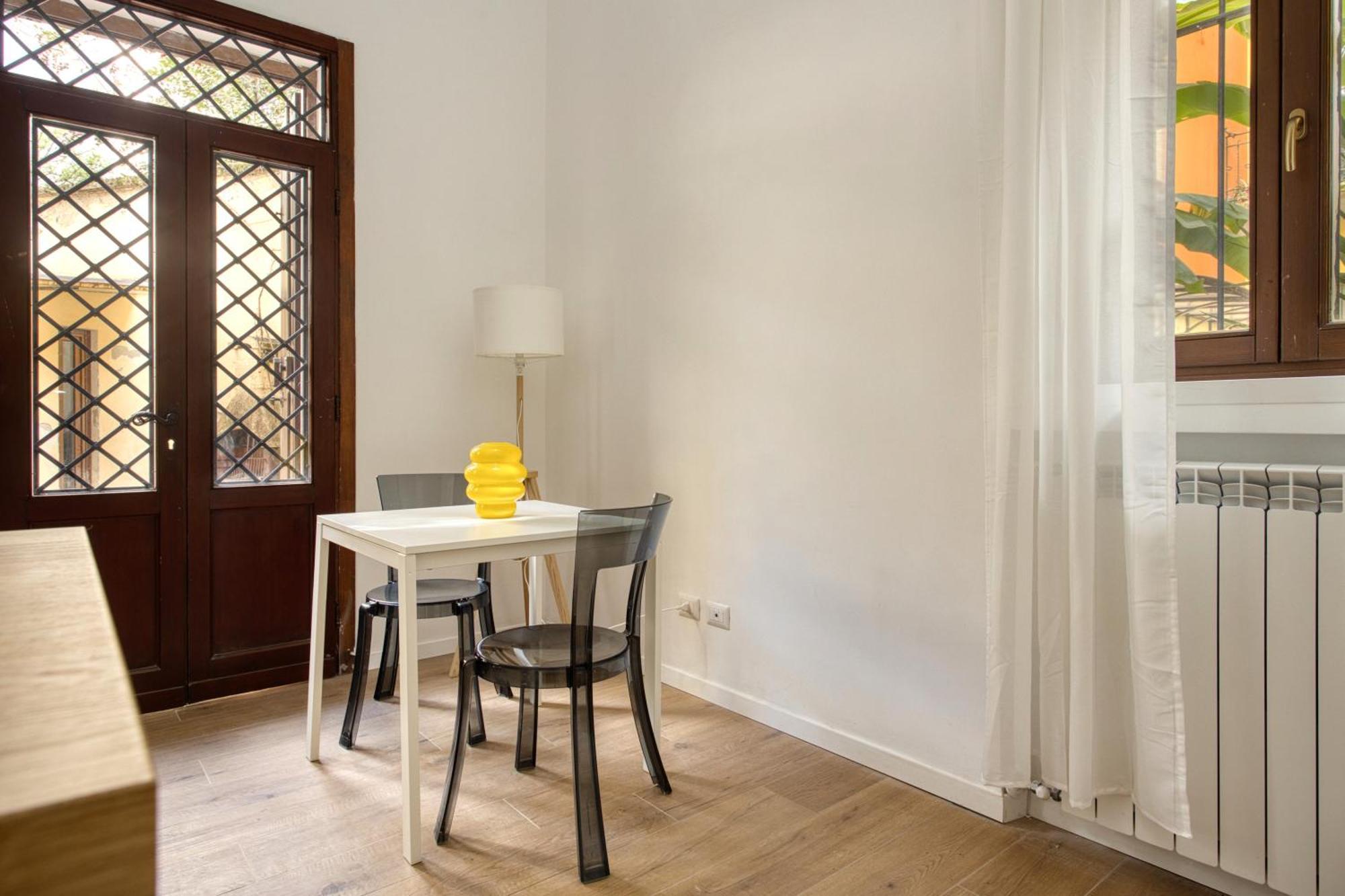 Apartment Warm In Decor I