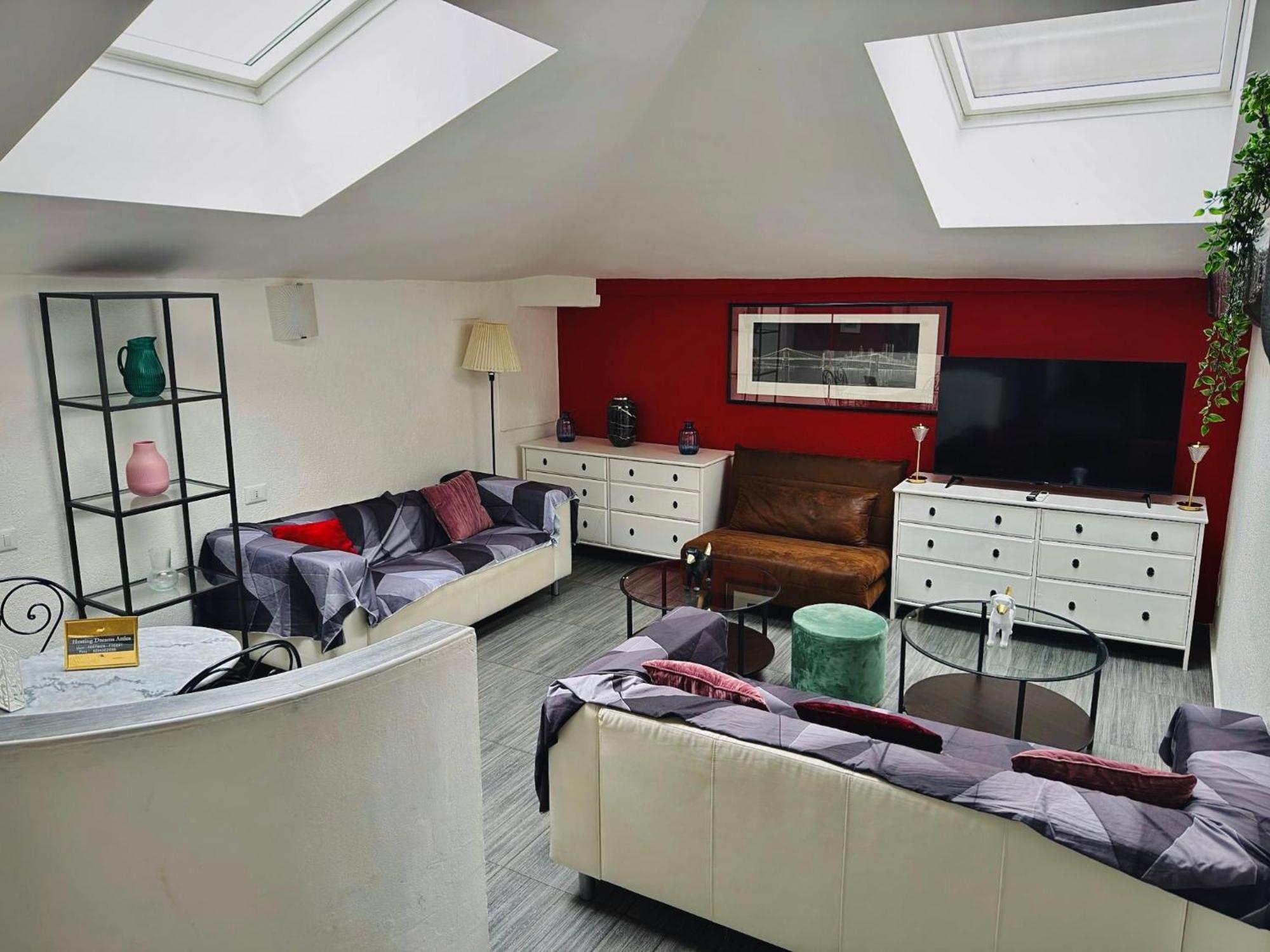 Hosting Dreams Attics - Duomo Apartment
