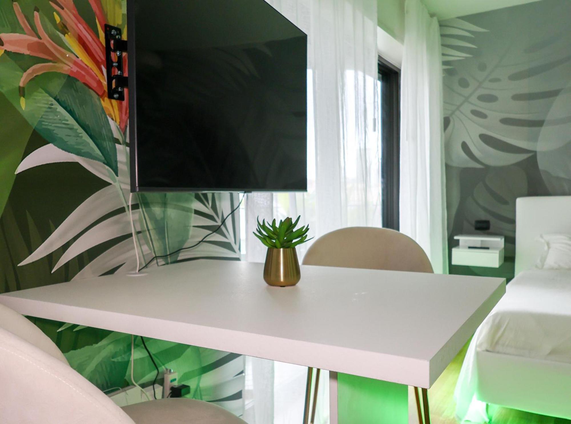 Jungle And Parking Apartment