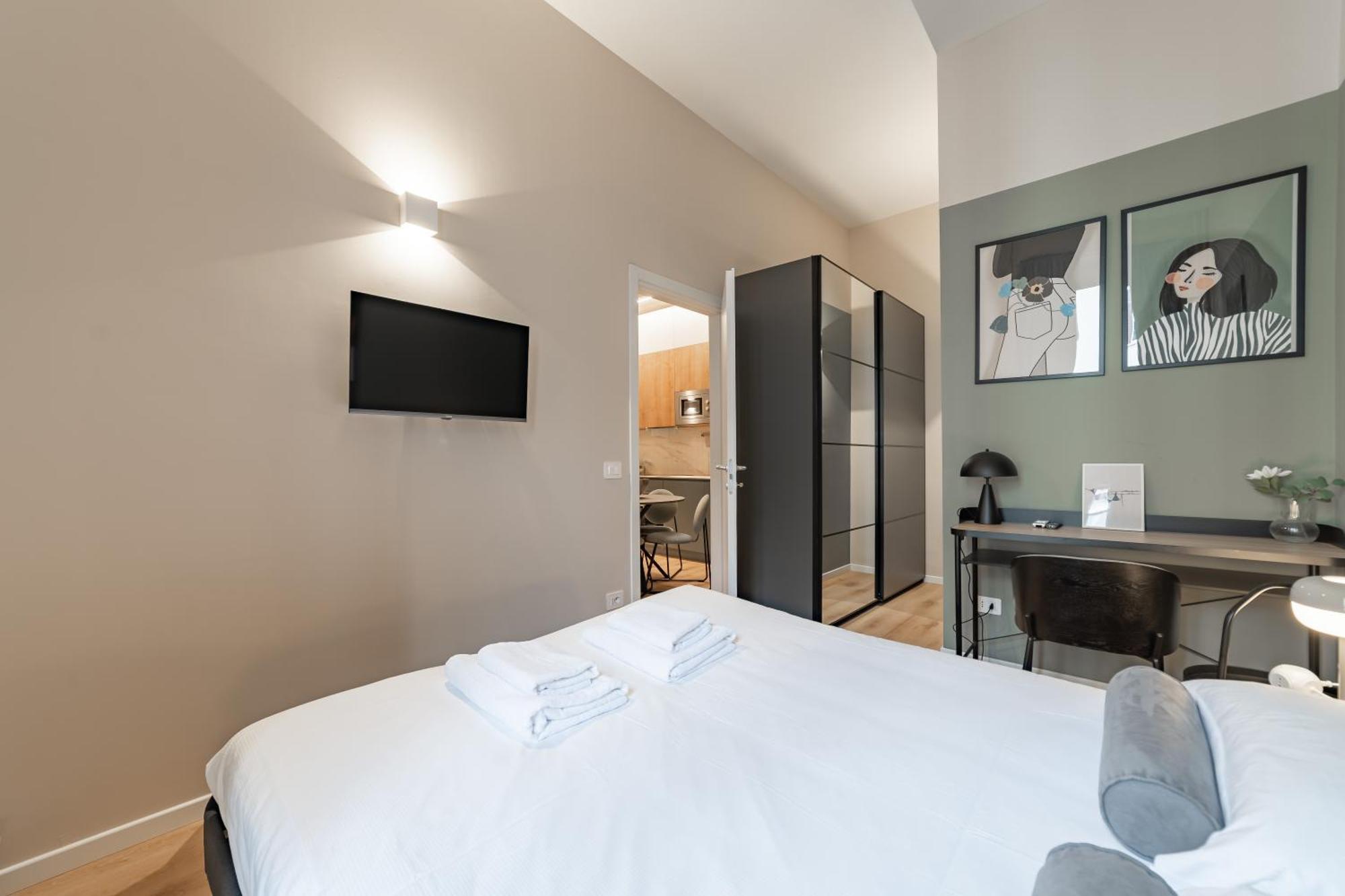 5' From Station, Elegance And Class Apartment
