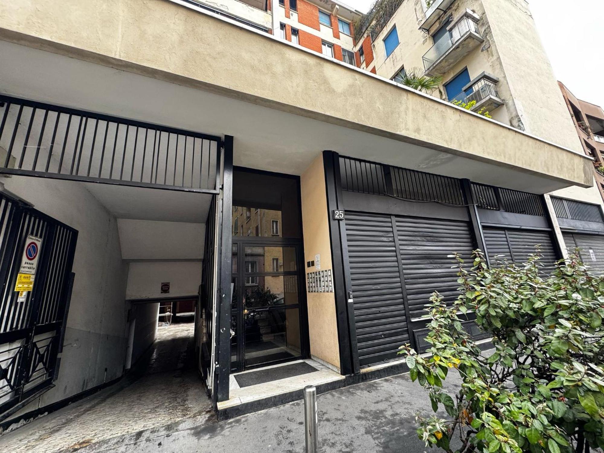Kibilu - Via Bruzzesi Milan
