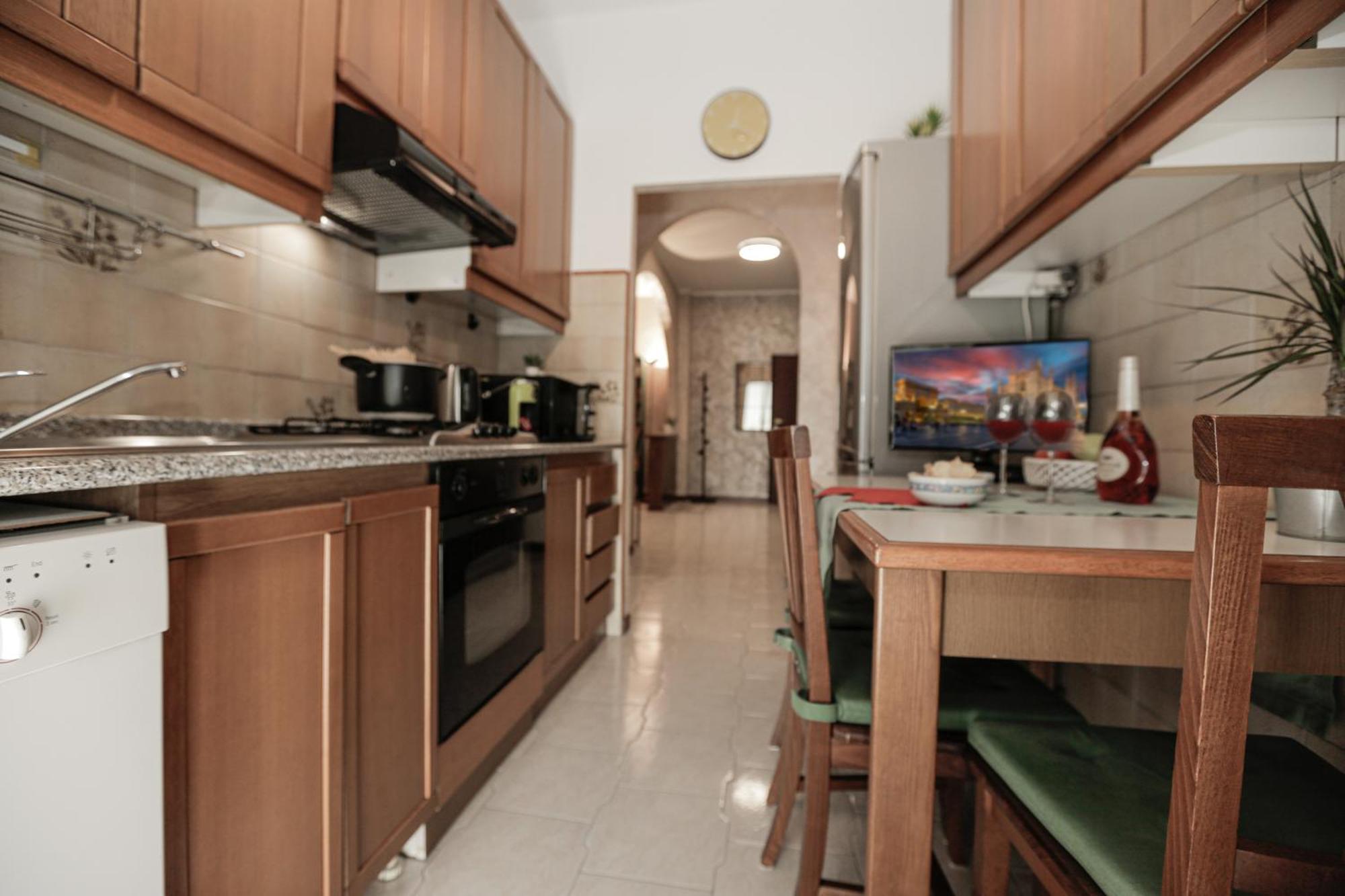 Homestay Cozy Room In Elegant Flat Shared With Alex, Tube 5 Min Walking