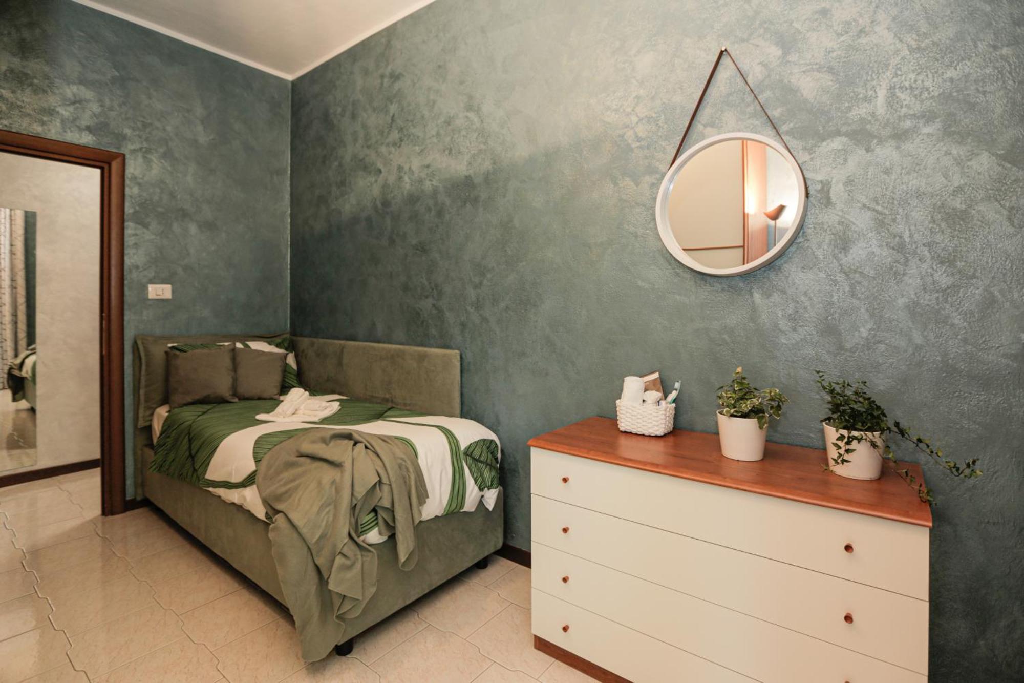 Cozy Room In Elegant Flat Shared With Alex, Tube 5 Min Walking Homestay Milan