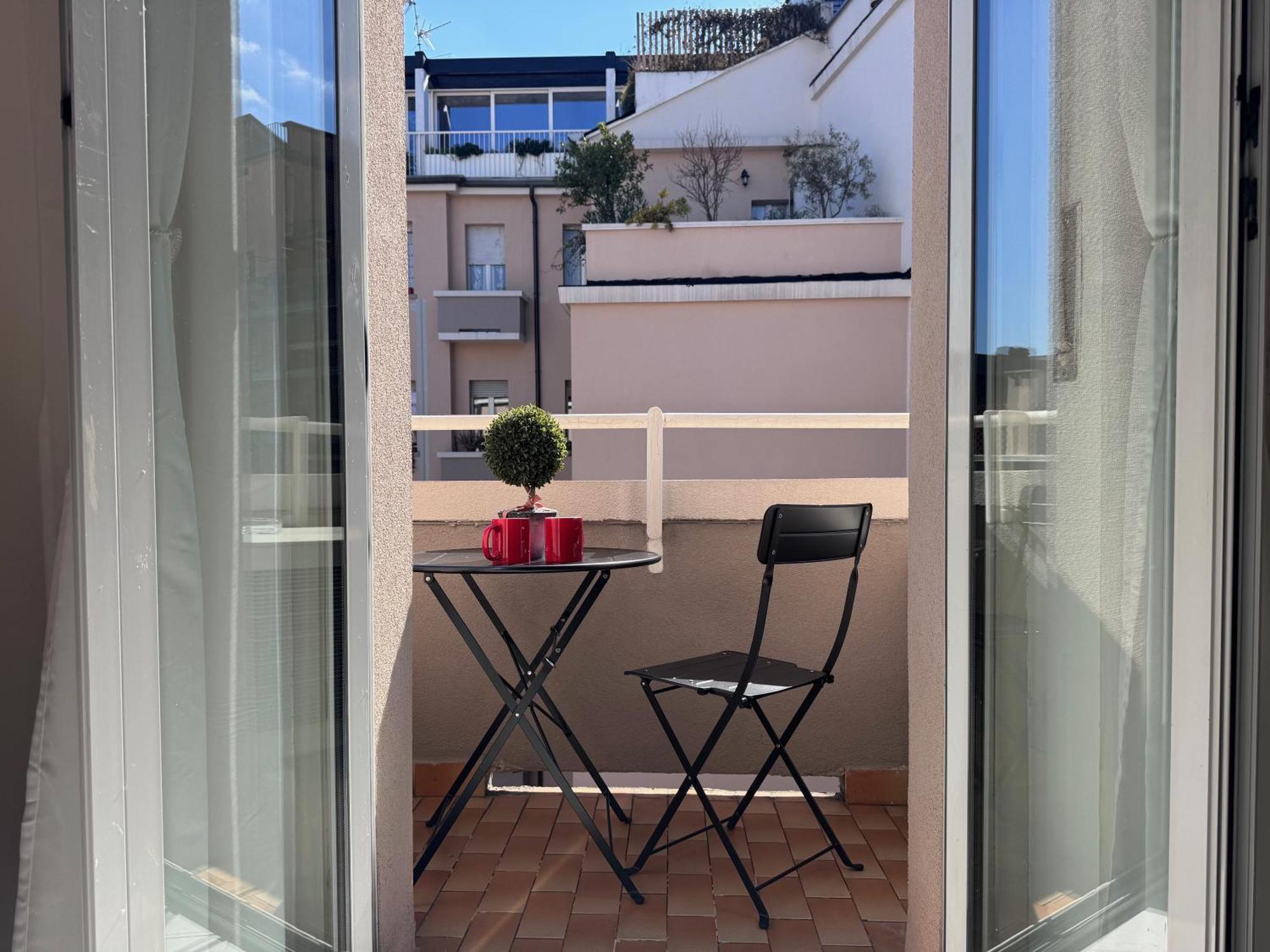 Bright With Balcony In Corso Xxii Marzo Apartment *