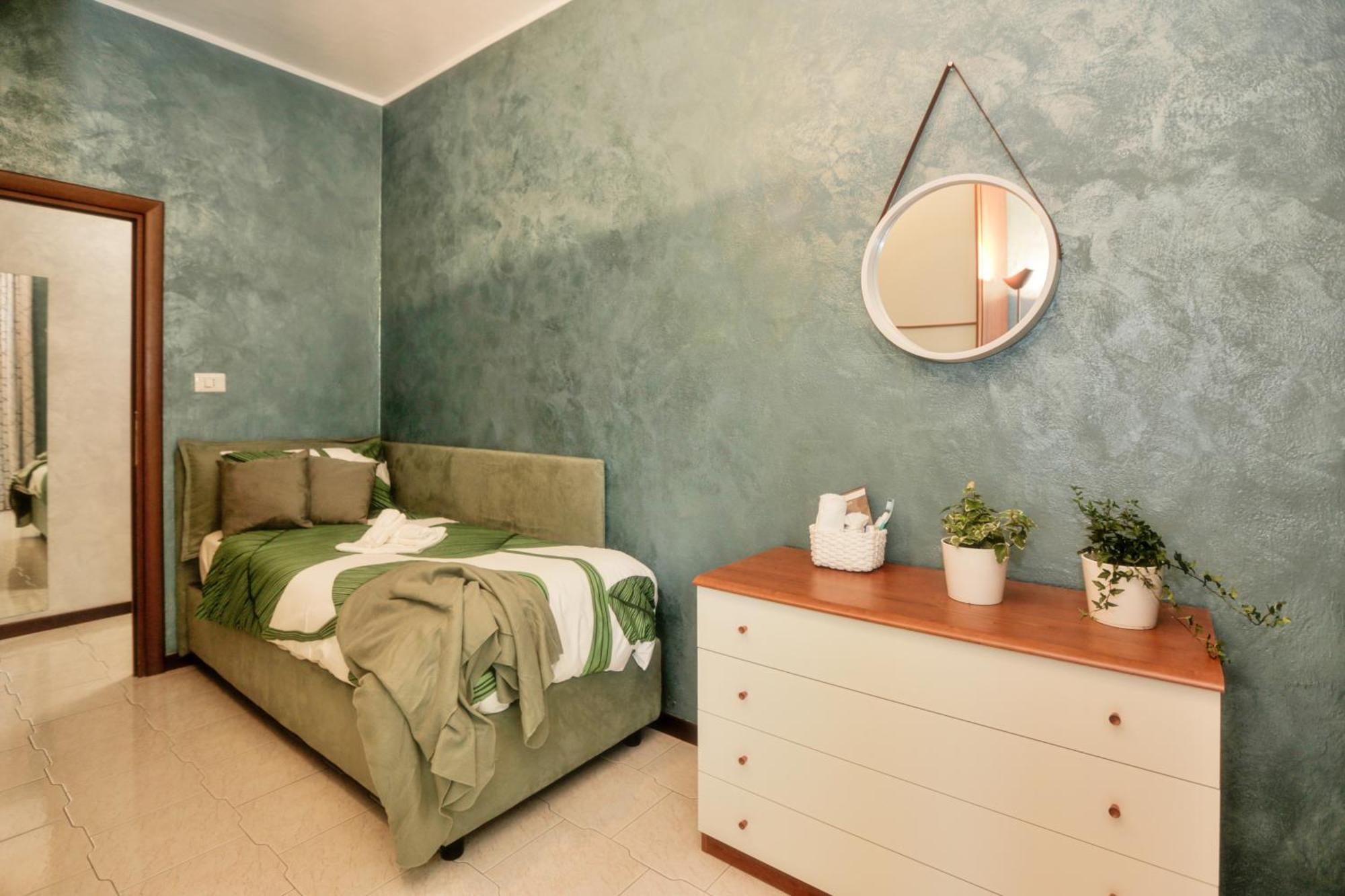 Homestay Cozy Room In Elegant Flat Shared With Alex, Tube 5 Min Walking Milan