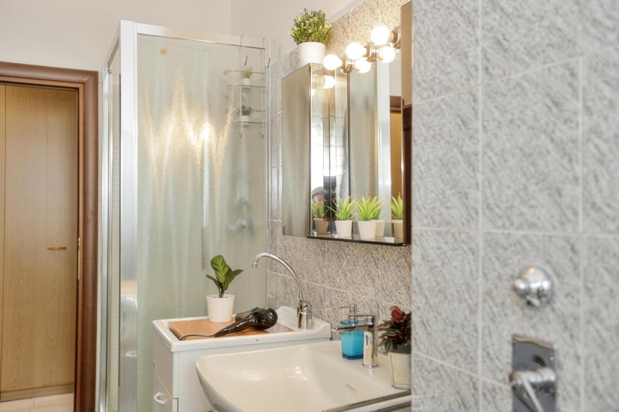 Homestay Cozy Room In Elegant Flat Shared With Alex, Tube 5 Min Walking Milan