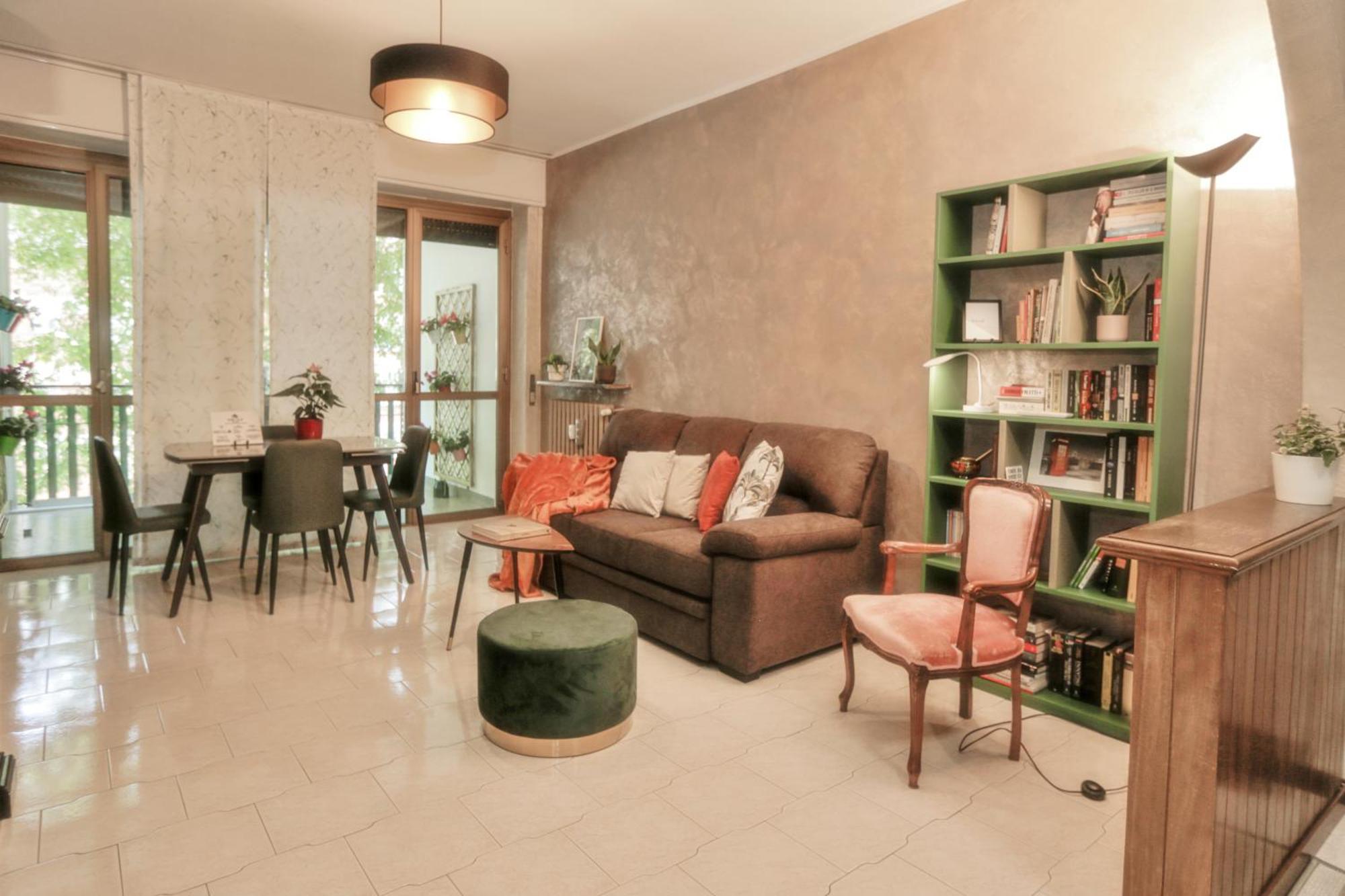 Homestay Cozy Room In Elegant Flat Shared With Alex, Tube 5 Min Walking Milan