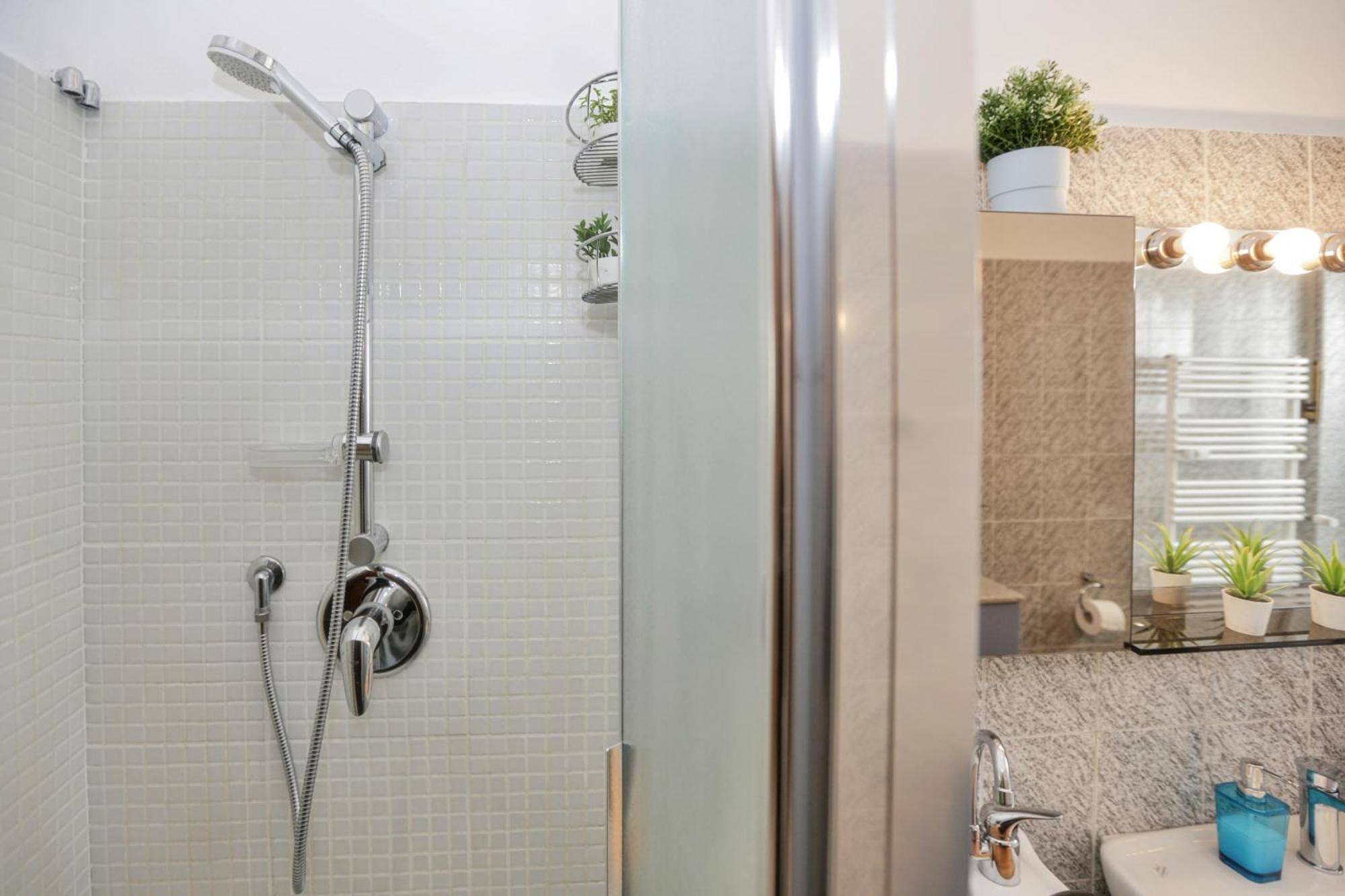 Cozy Room In Elegant Flat Shared With Alex, Tube 5 Min Walking * Milan