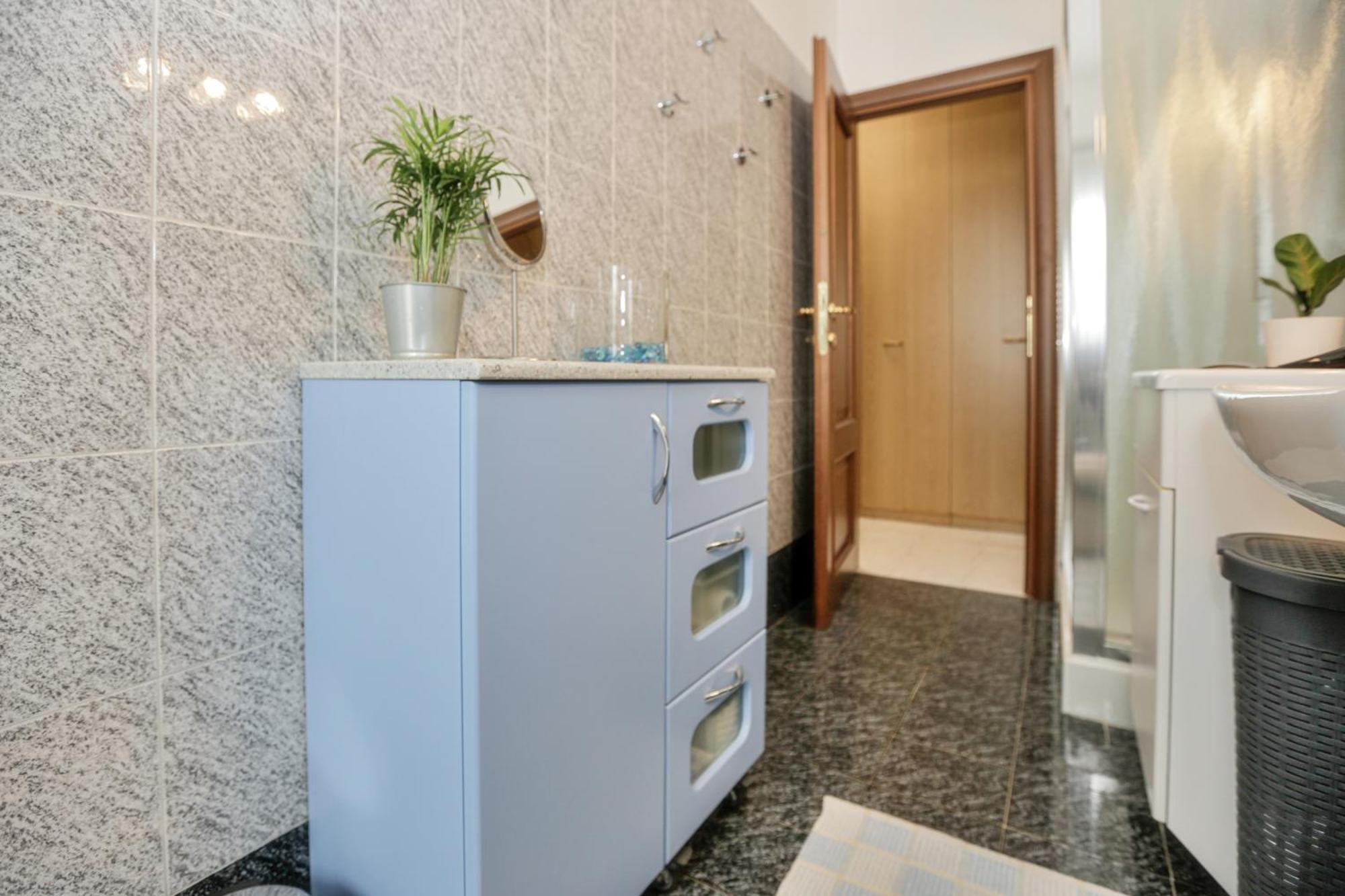 Cozy Room In Elegant Flat Shared With Alex, Tube 5 Min Walking *