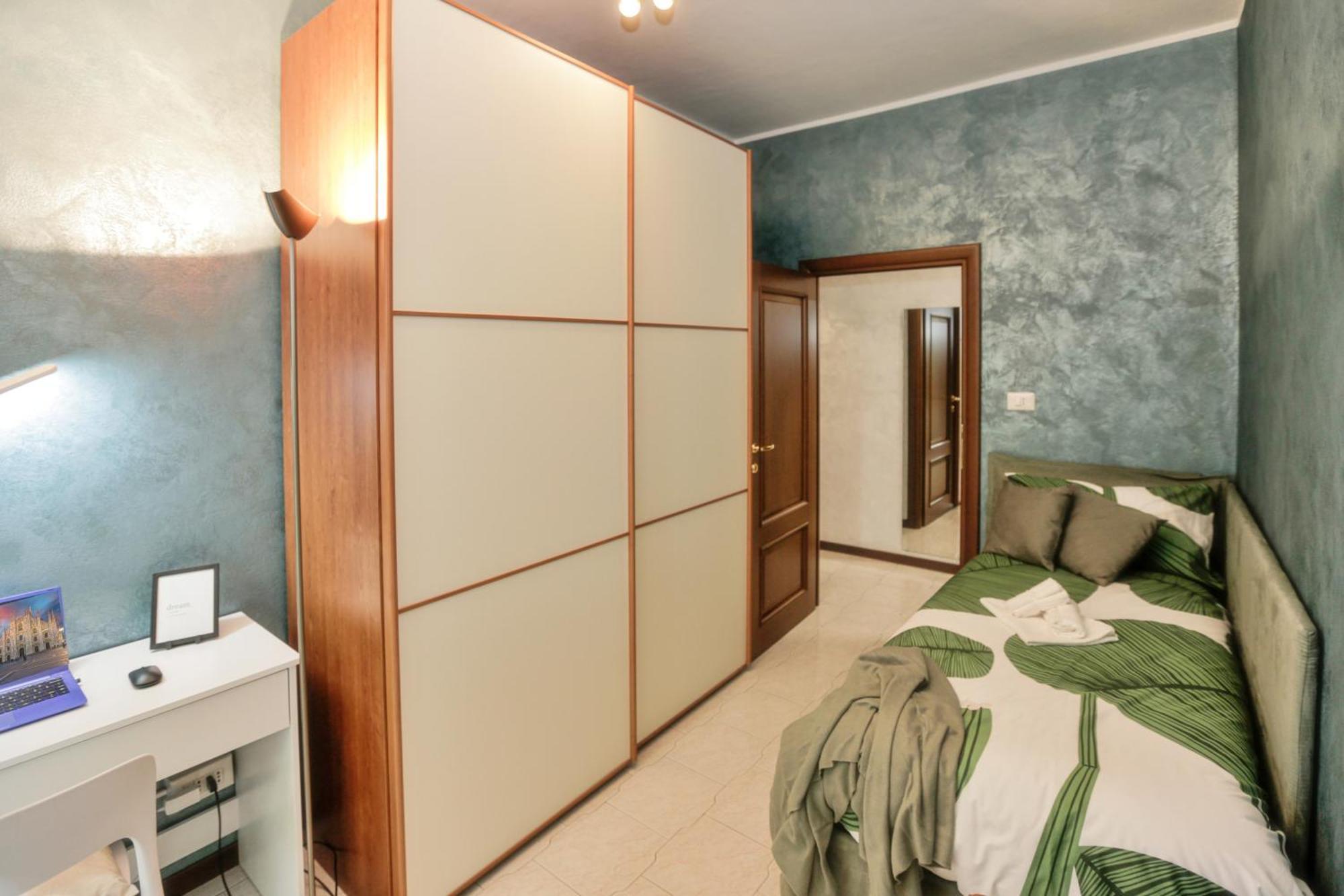 Homestay Cozy Room In Elegant Flat Shared With Alex, Tube 5 Min Walking Milan