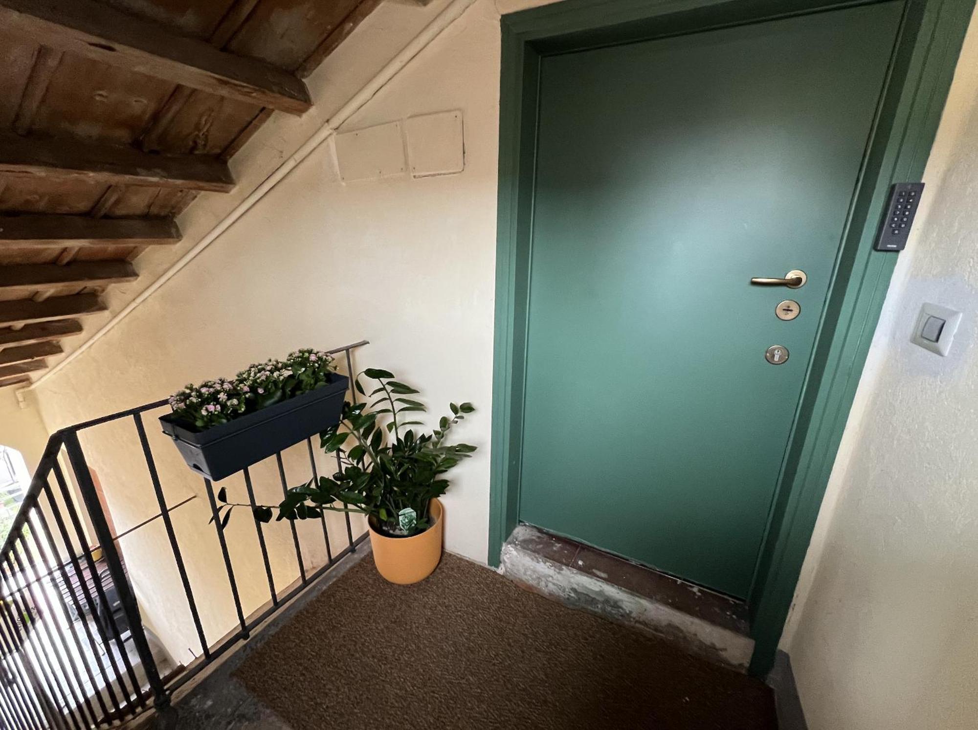 Apartment The Door