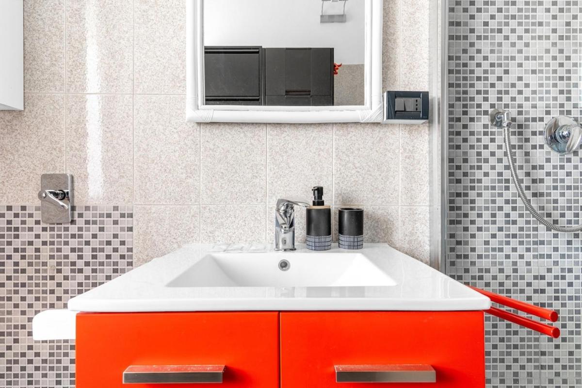 Comodo E Confortevole-sesto Piano Con Vista Apartment *