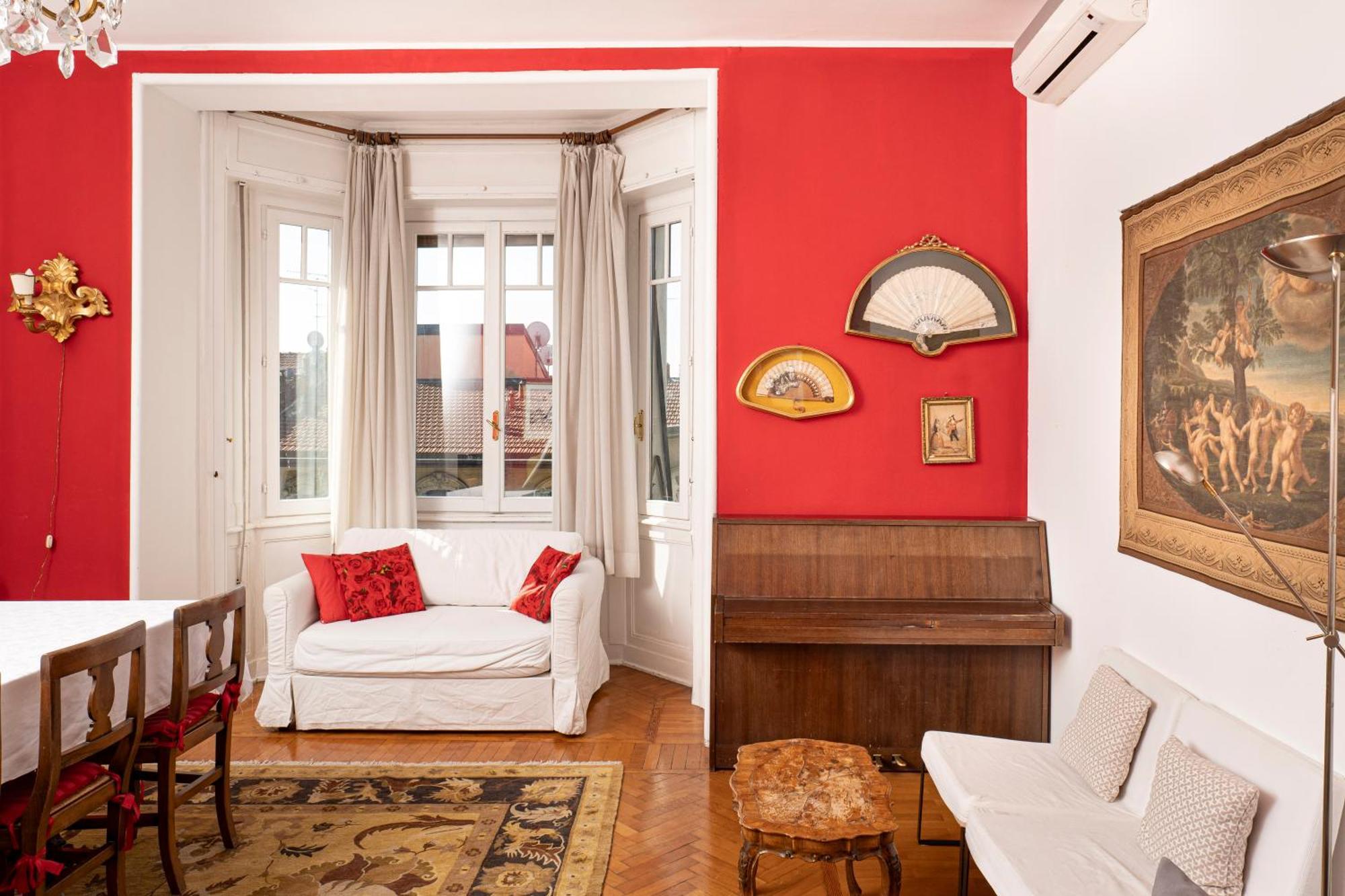 Apartment Sunshine-filled On Subway