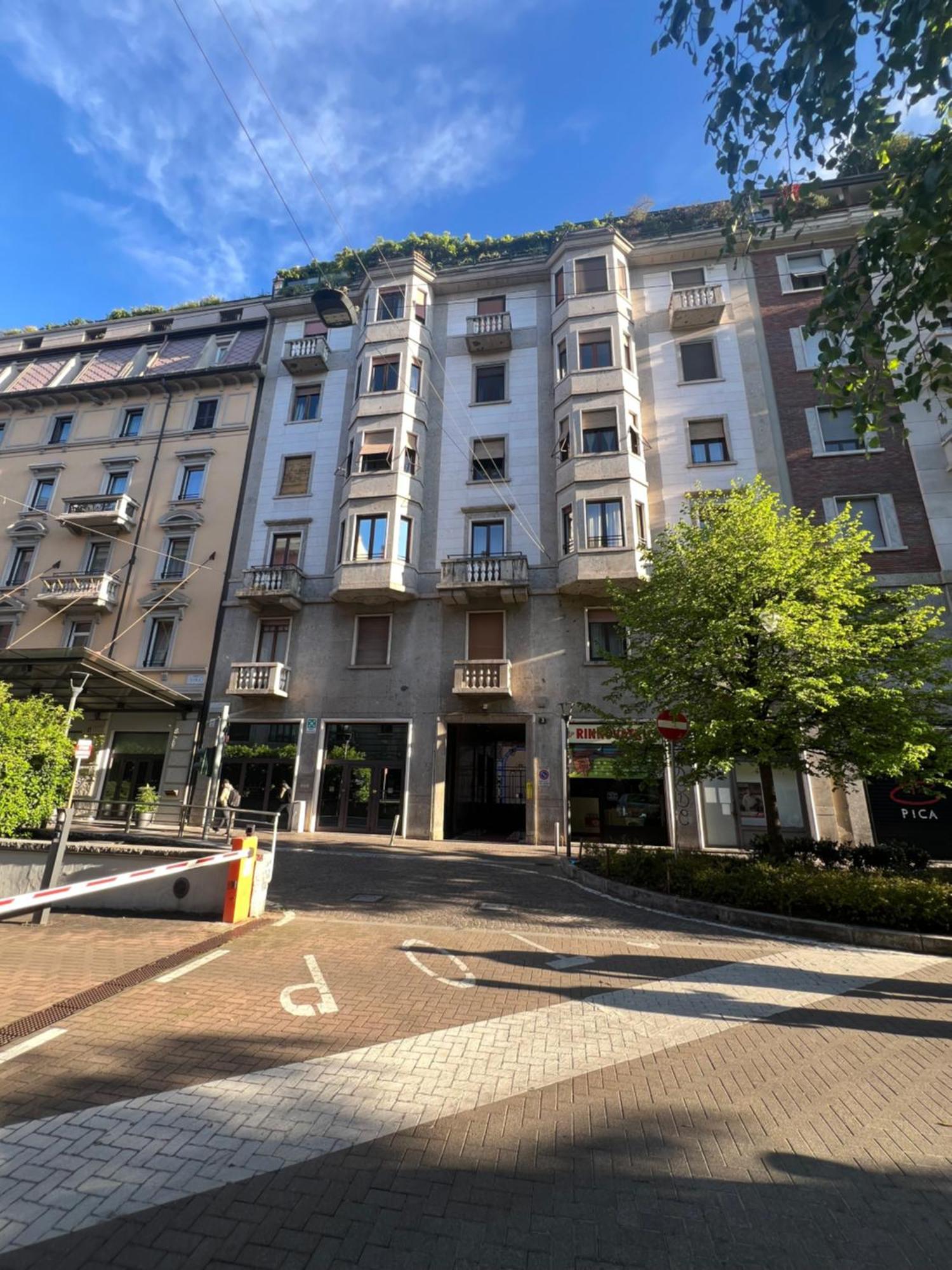 Apartment Sunshine-filled On Subway Milan