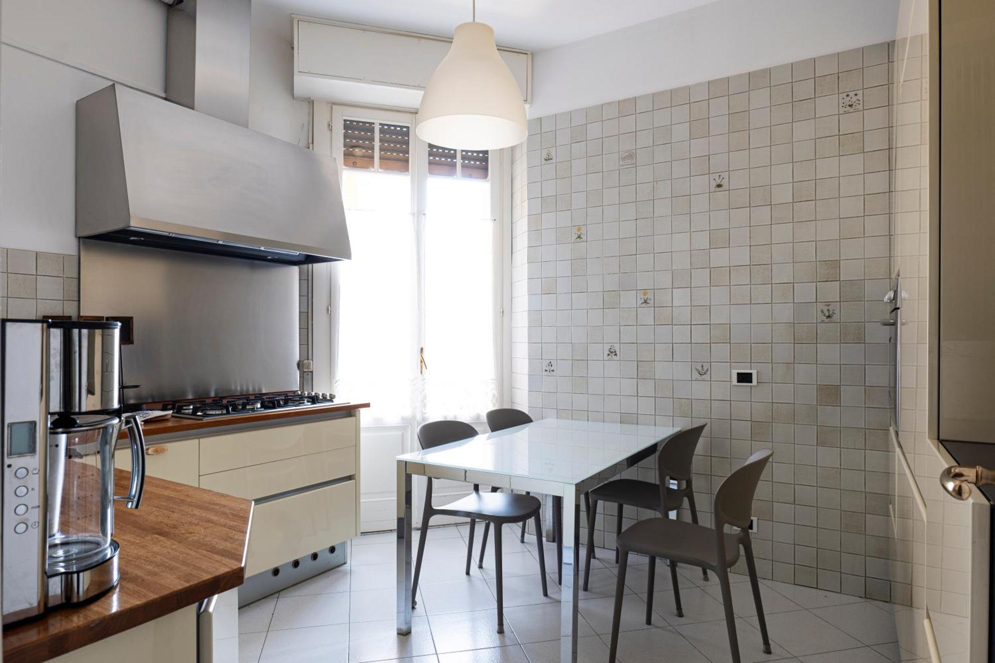Apartment Sunshine-filled On Subway Milan