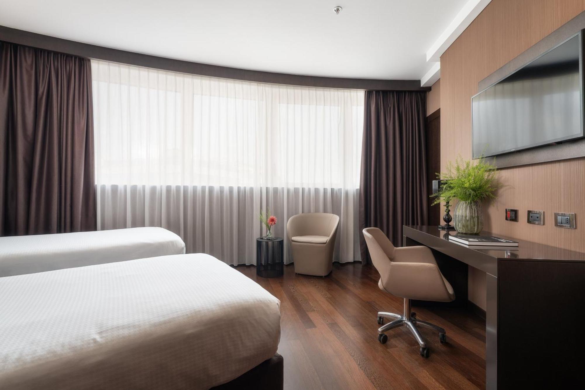 Crowne Plaza By Ihg Hotel 4*