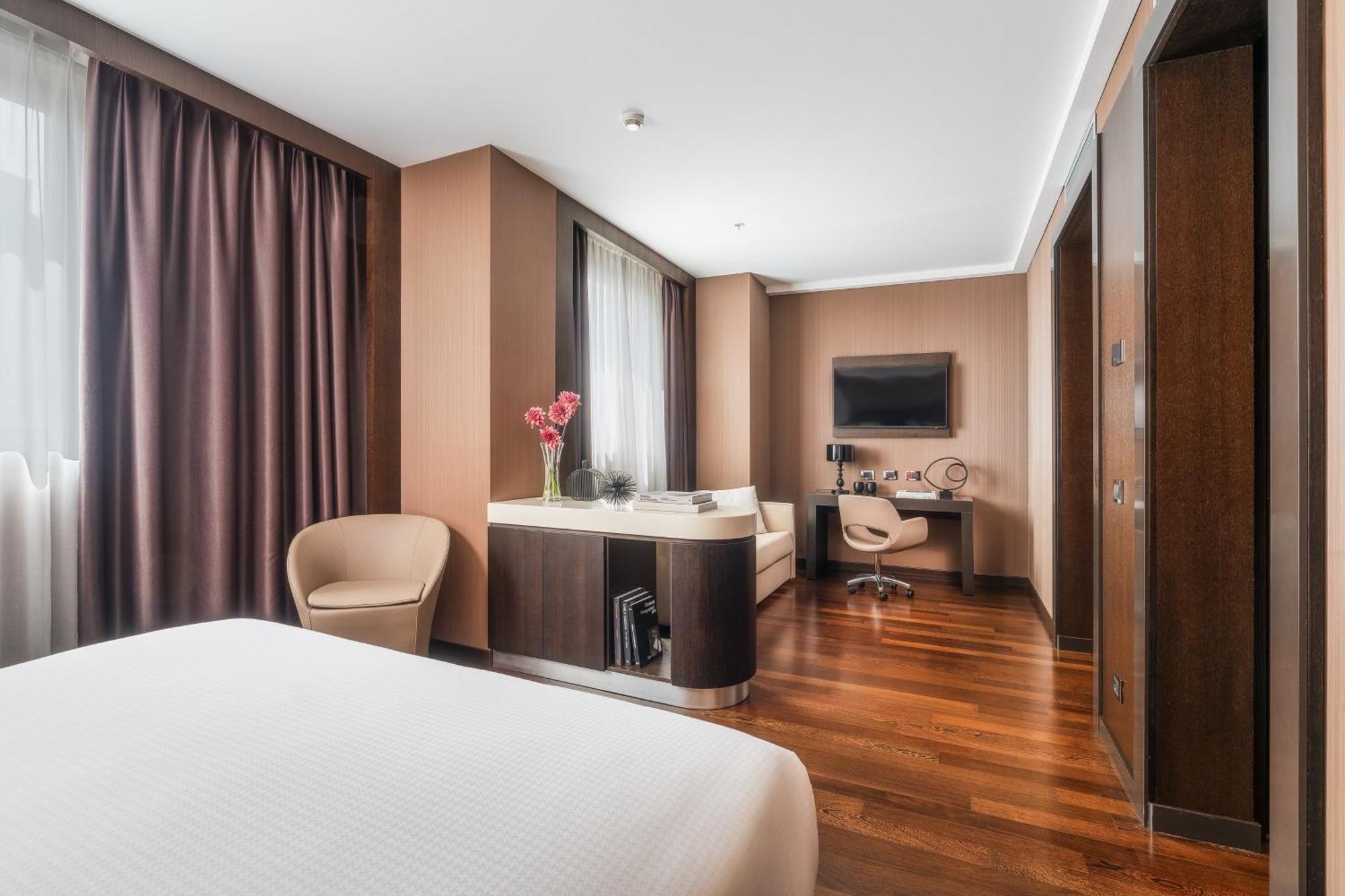 Crowne Plaza By Ihg Hotel
