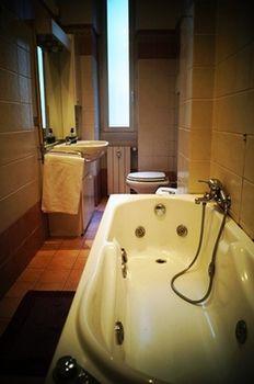 Hotel I Am Here Station 2*